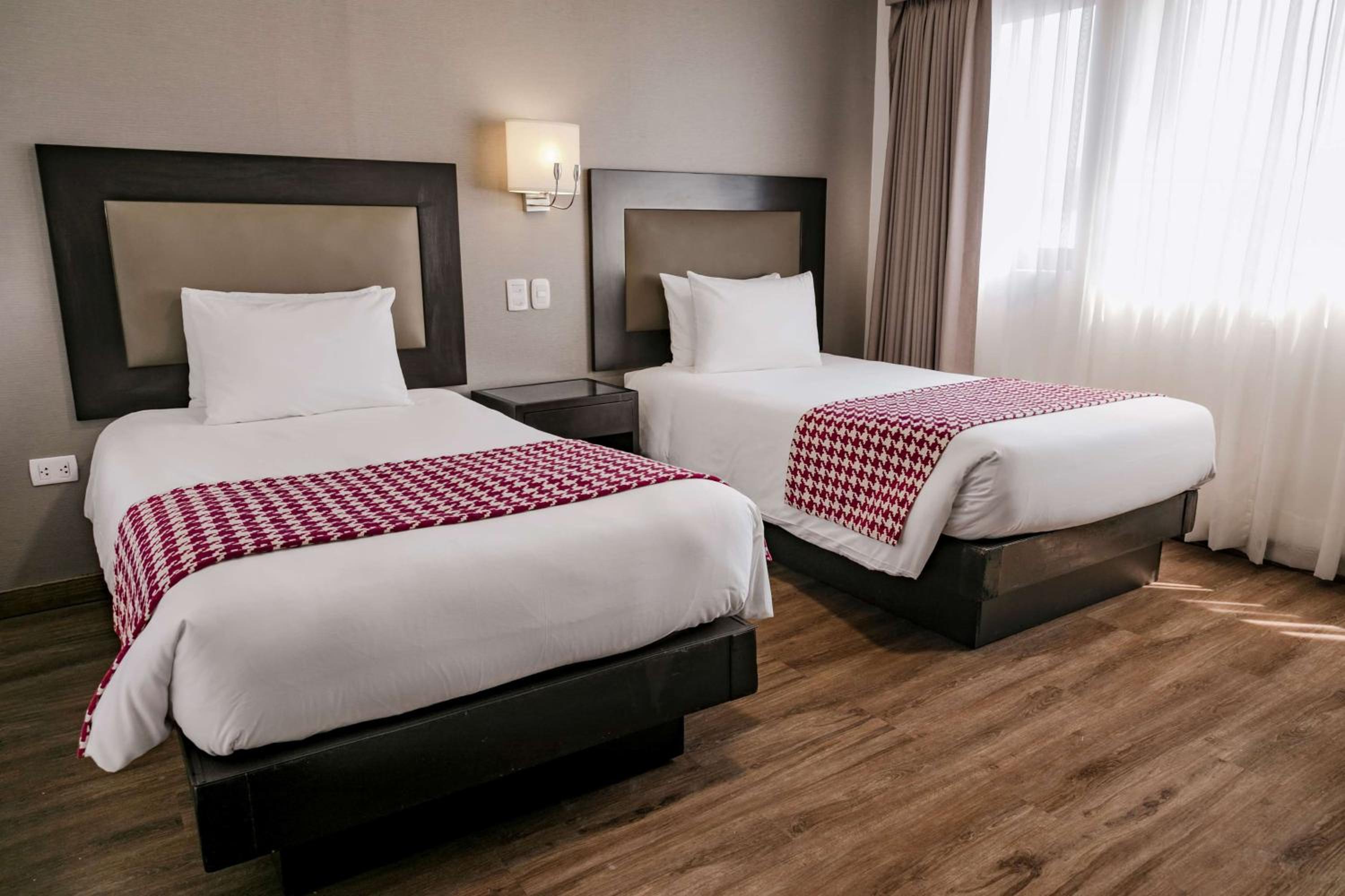 Family Suite with One Queen and Two Double Beds - Non-Smoking - Photo 2