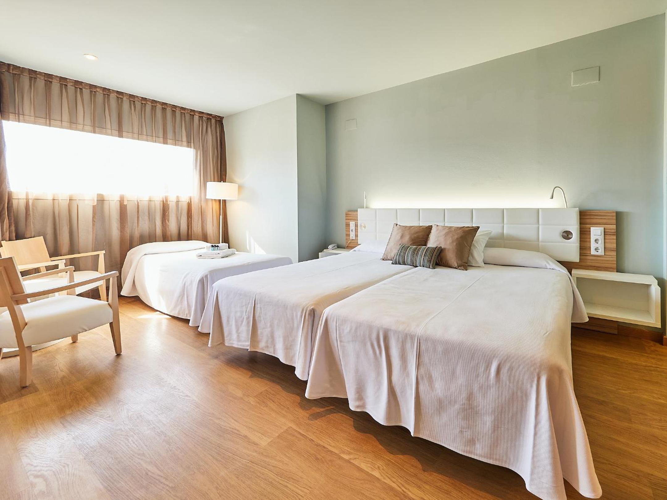 Habitación Triple (2 Adultos + 1 Niño) con Vista al Jardín