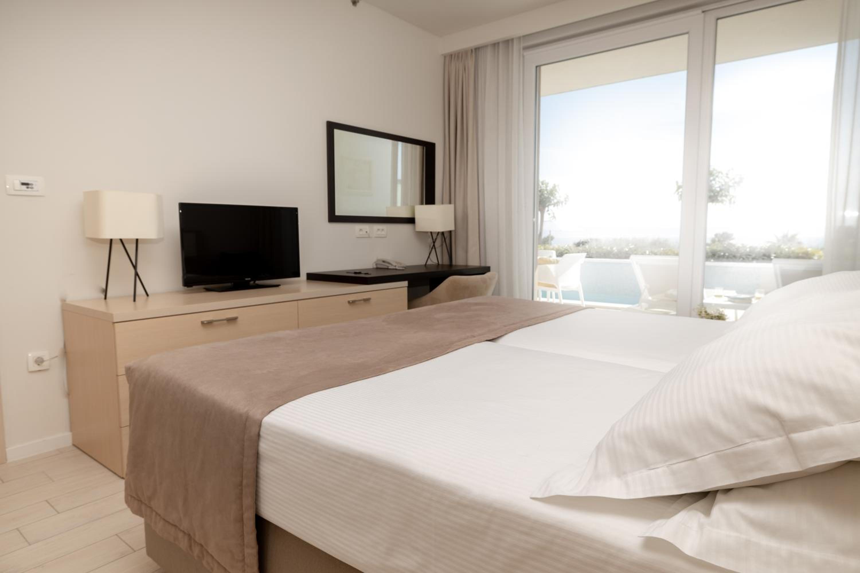 Junior Suite with Private Pool Sea View - Photo 7