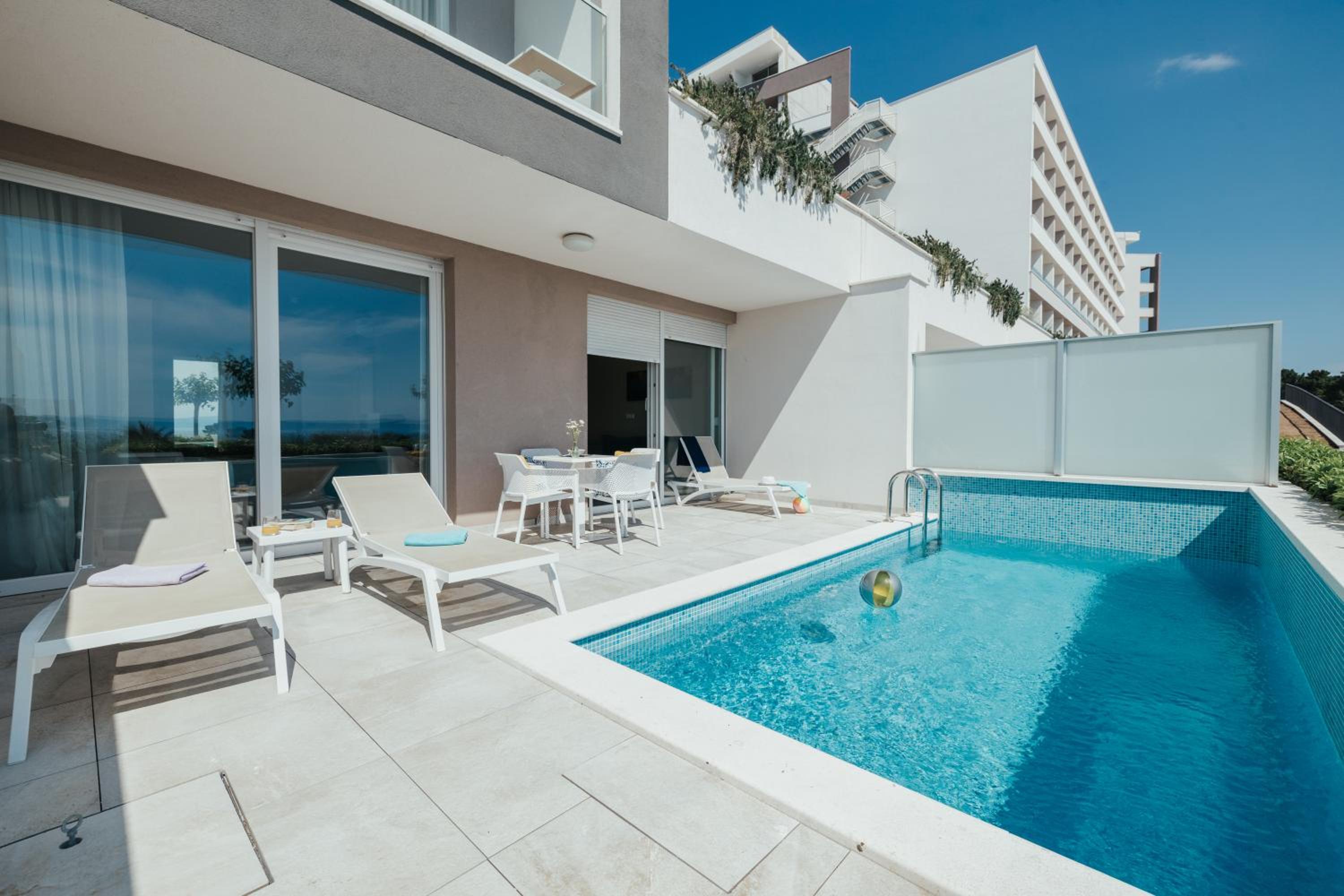 Junior Suite with Private Pool Sea View - Photo 4