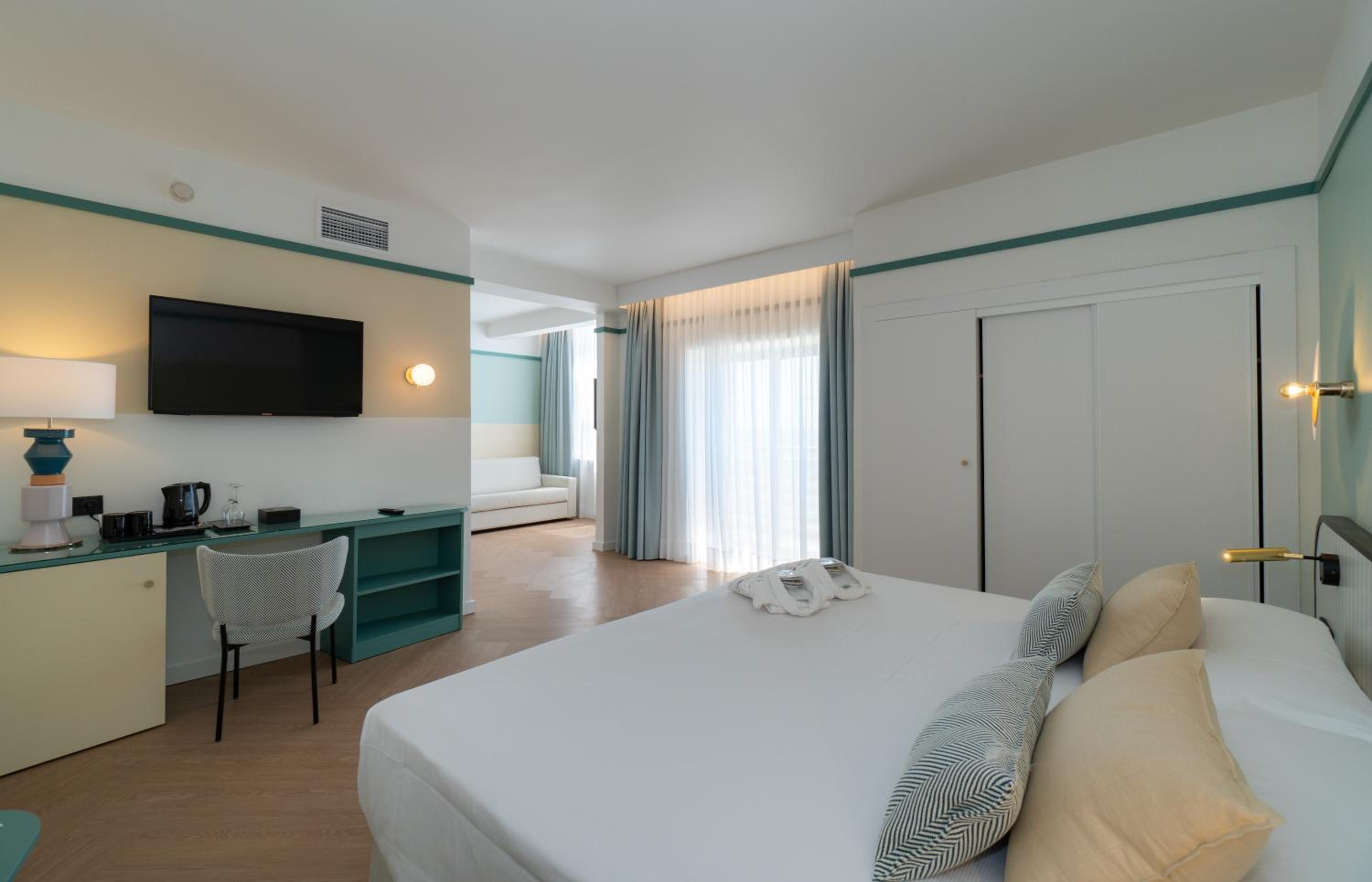 Junior Suite (2 Adults) - Photo 3