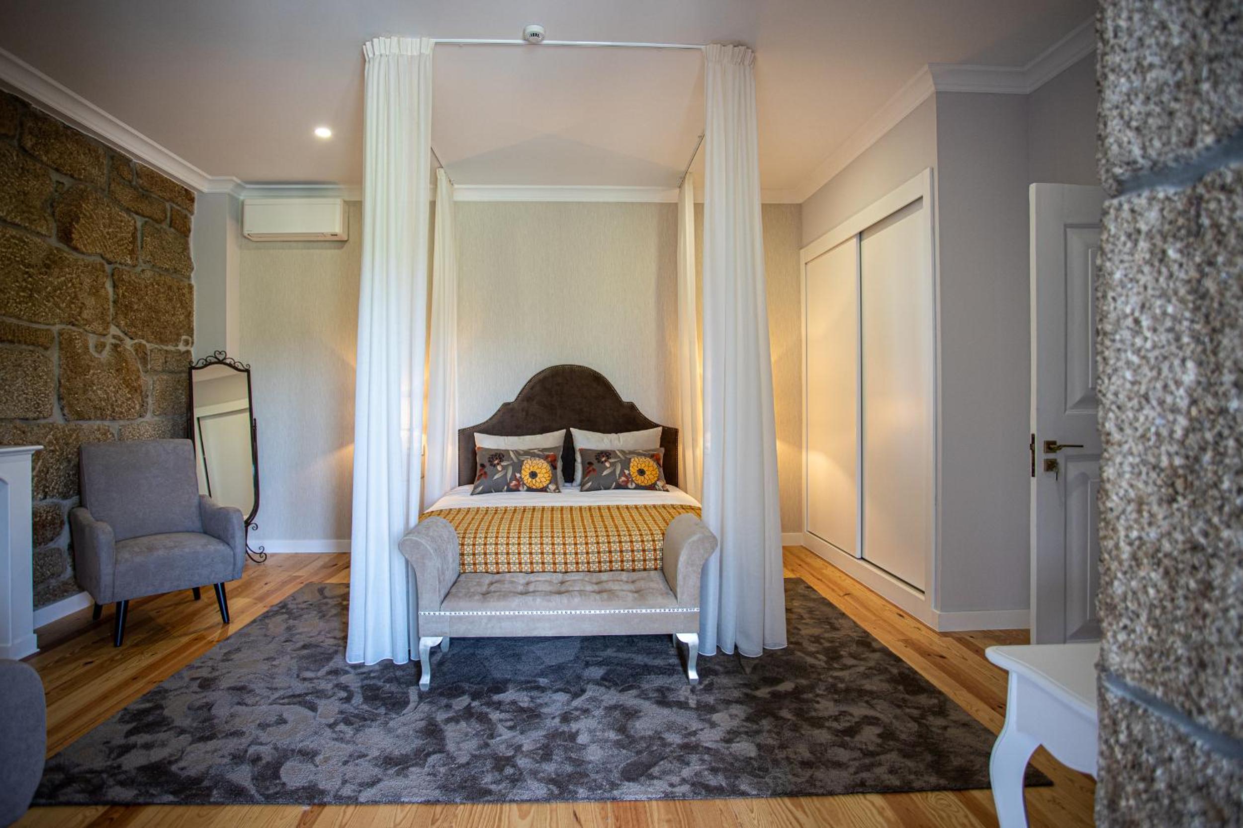King Suite with Balcony - Photo 4