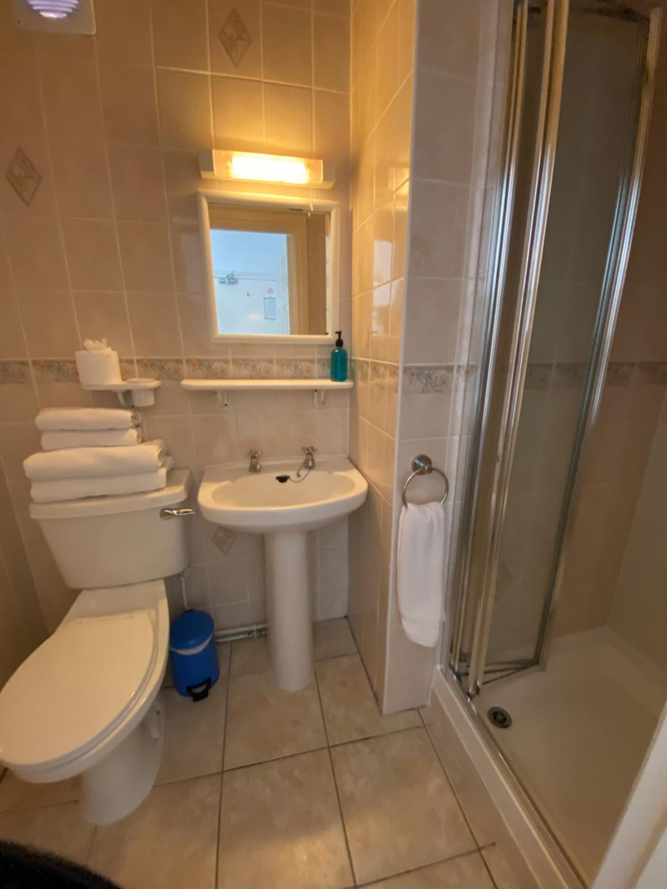 Twin Room with Private Bathroom photo 3