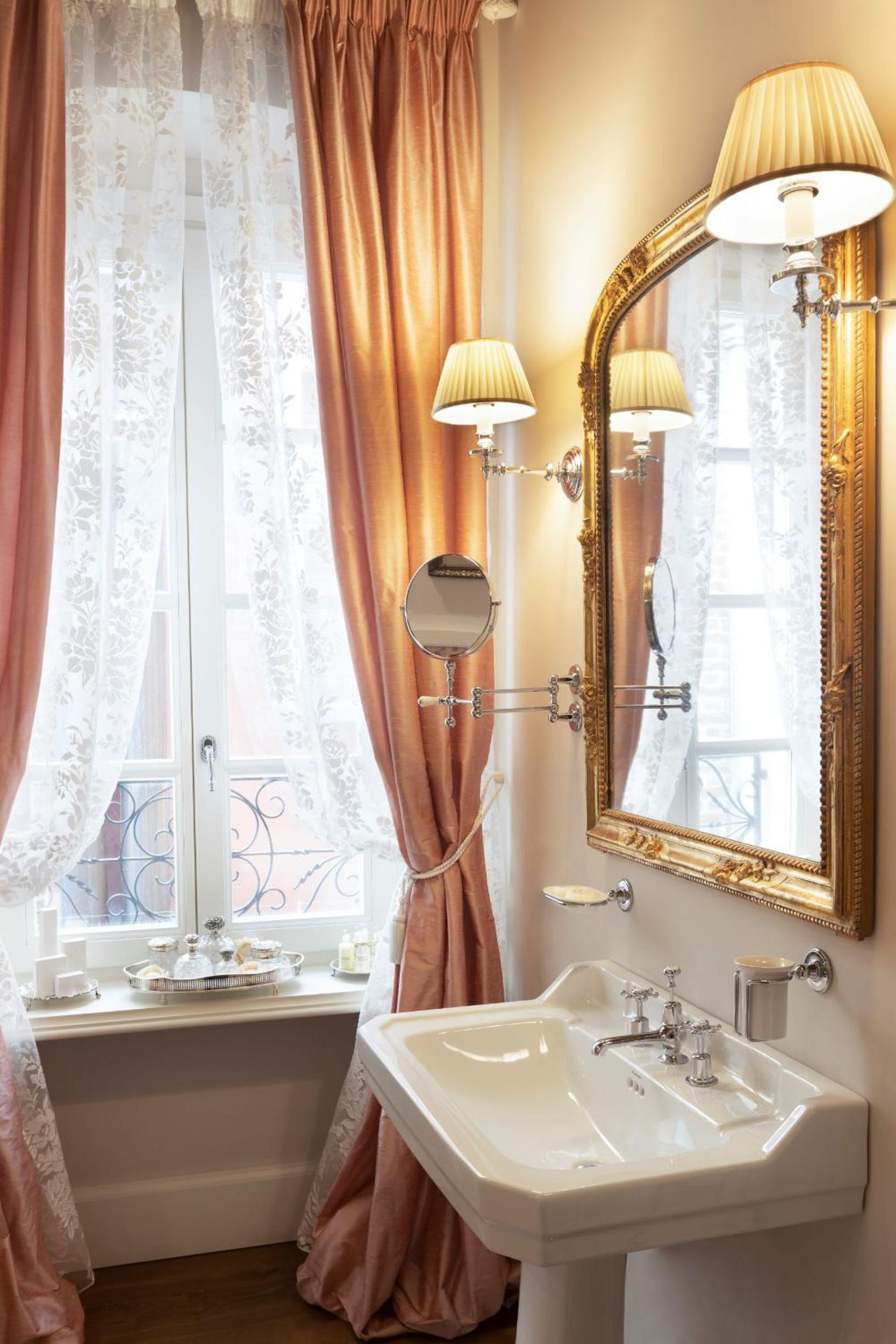 Suite with City View - Photo 7