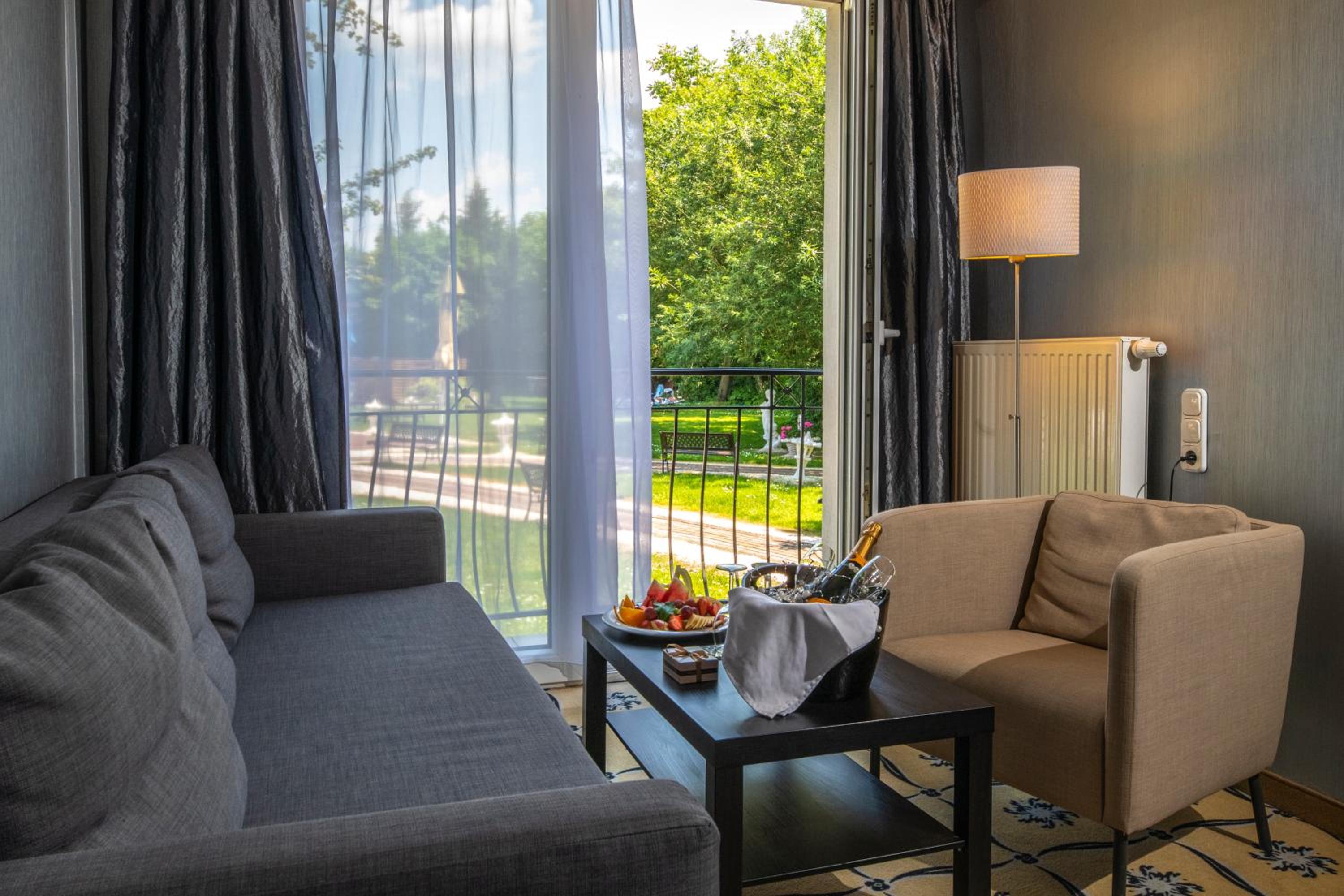 Suite - Photo 1