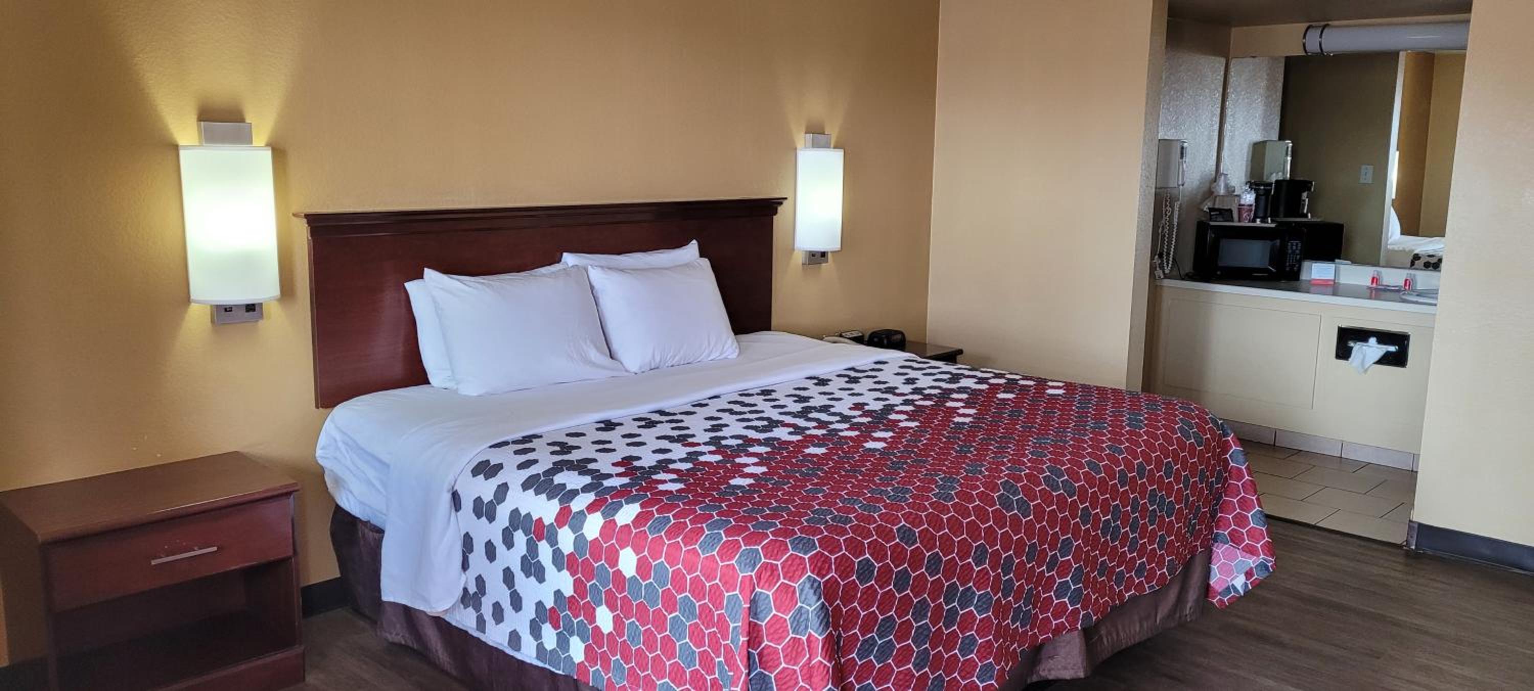 King Room - Non-Smoking - Photo 9