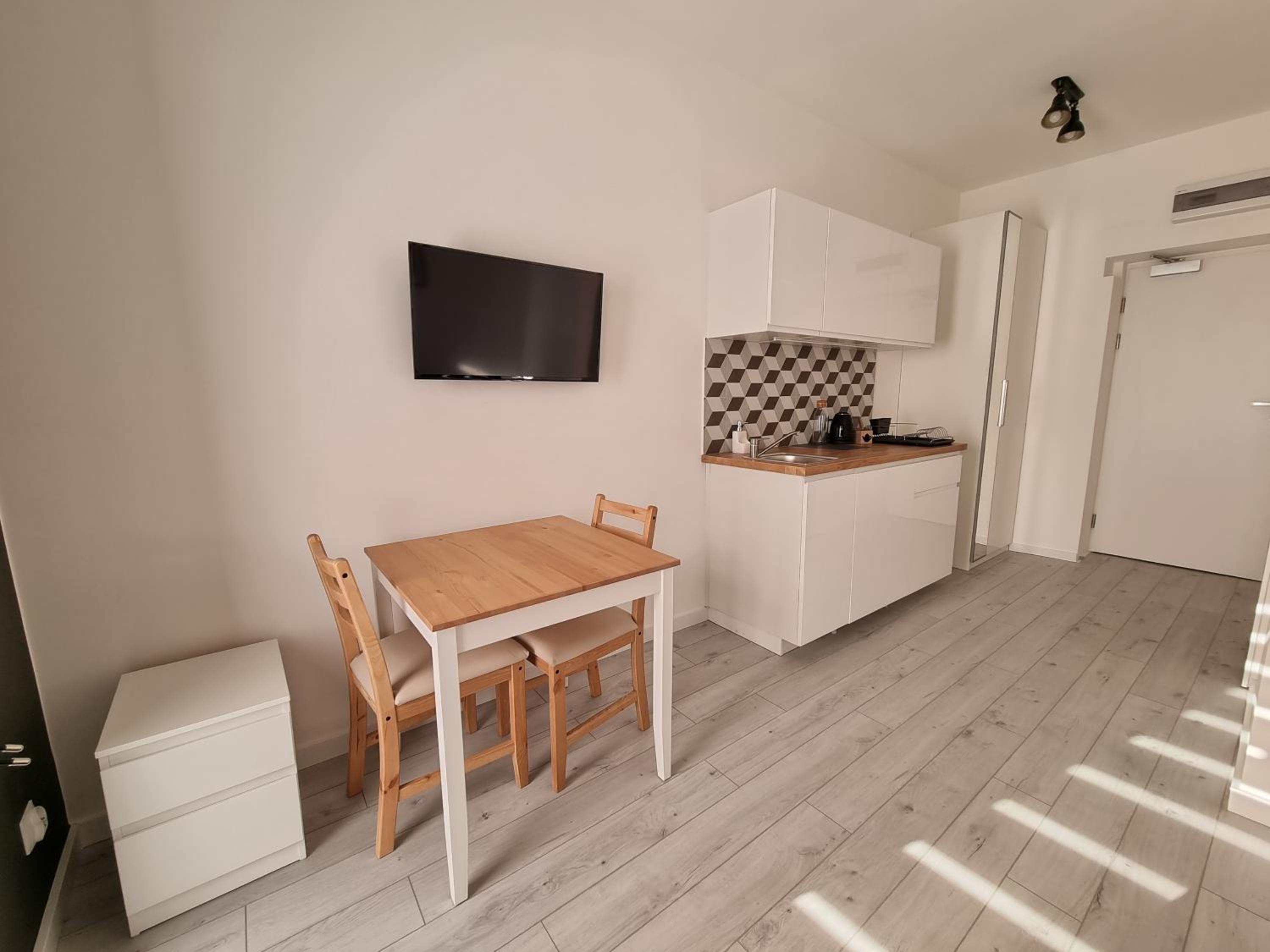 Studio with Balcony - Photo 11