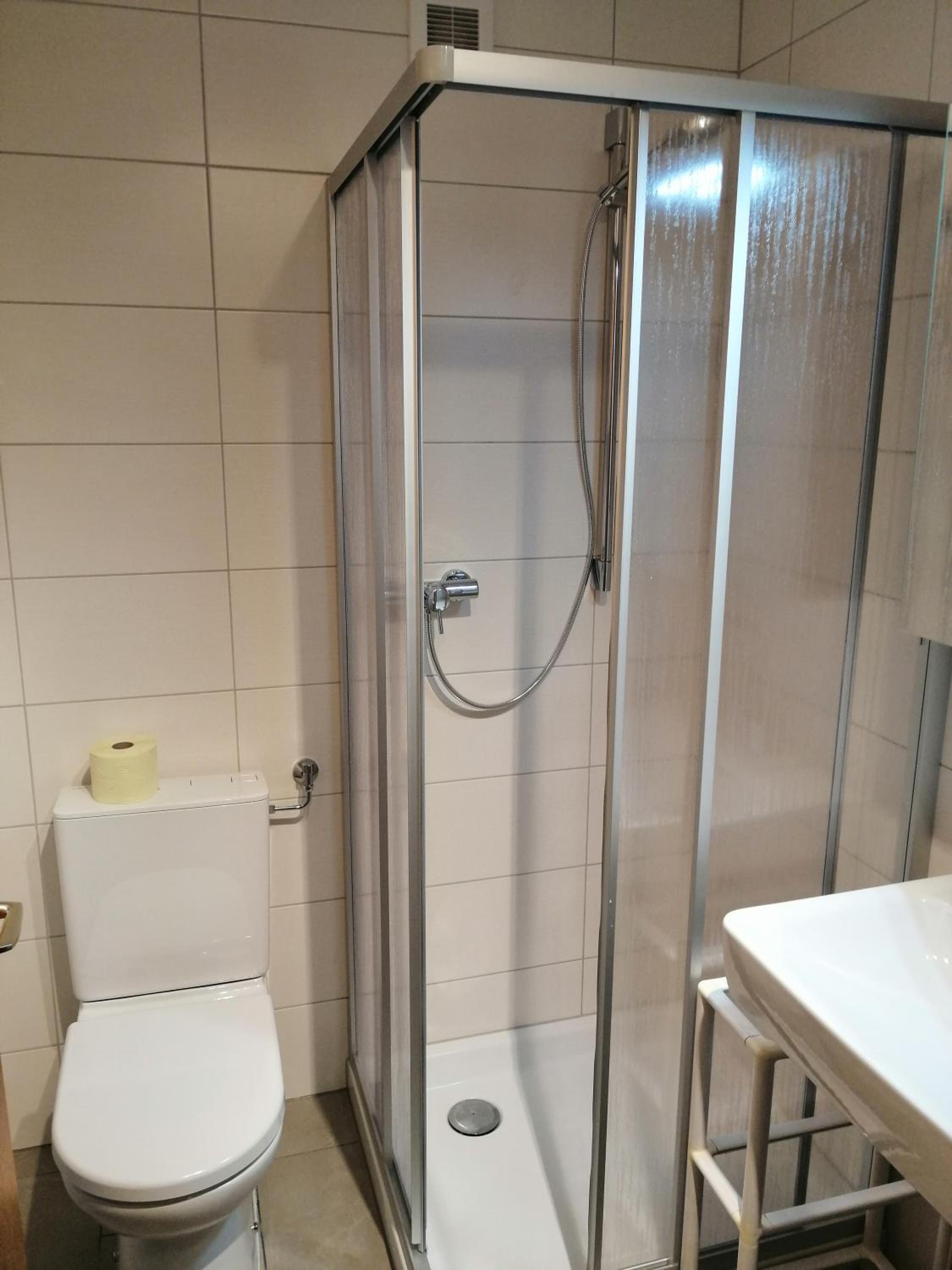 One-Bedroom Apartment with Shower photo 2