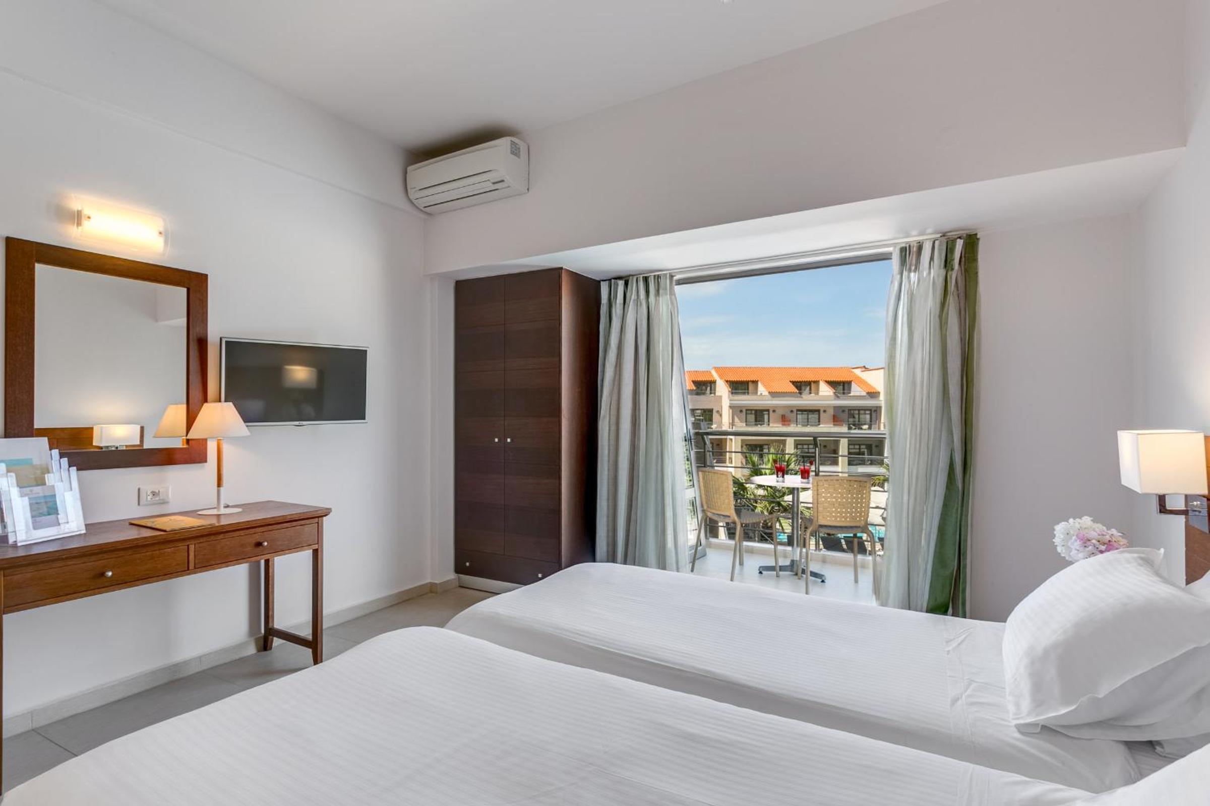 One-Bedroom Apartment with Pool or Garden View photo 2