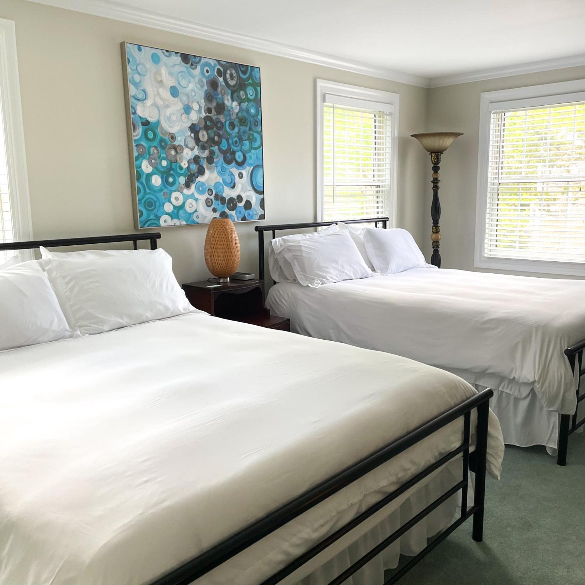  Two Queen Guestroom w/ Fireplace - Photo 1