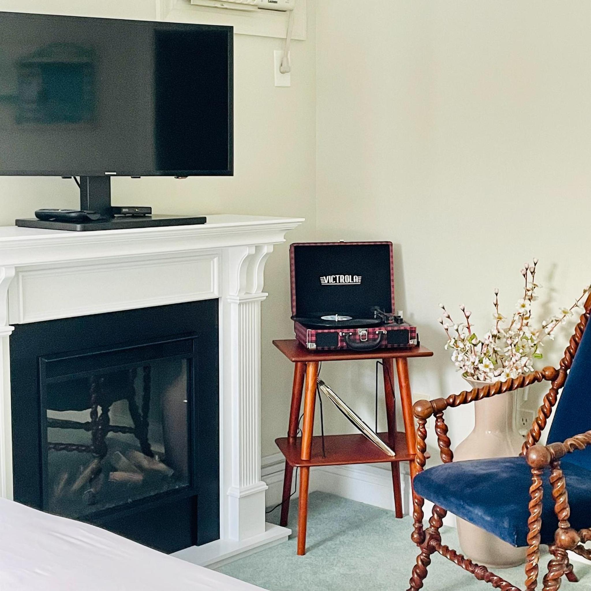  Two Queen Guestroom w/ Fireplace - Photo 3
