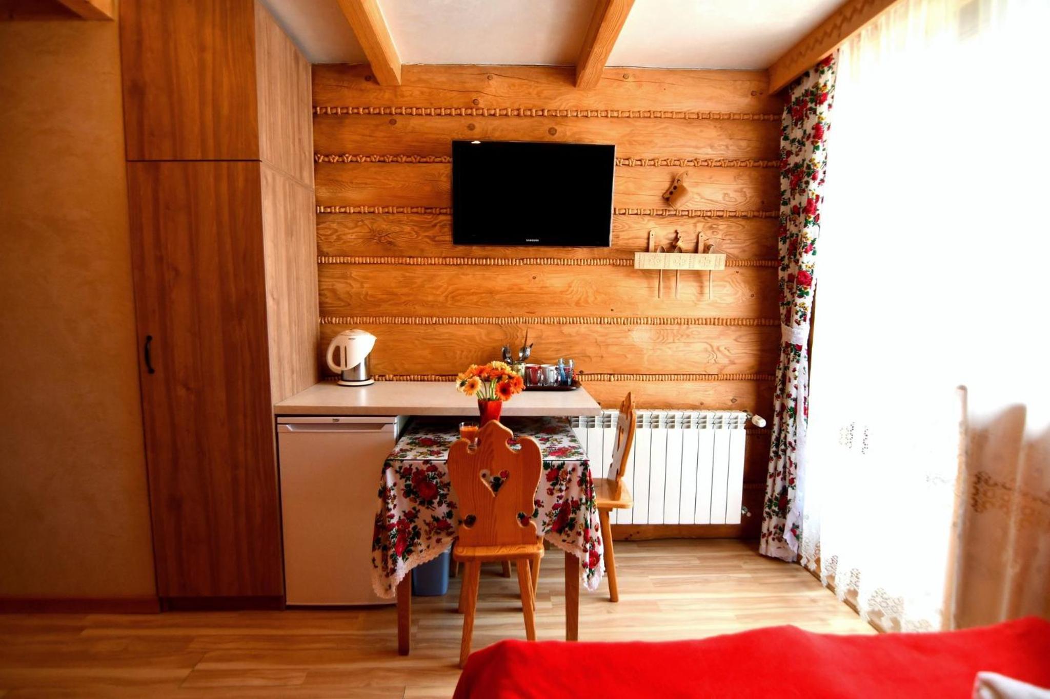 Quadruple Room with Double Bed and Balcony - Photo 6