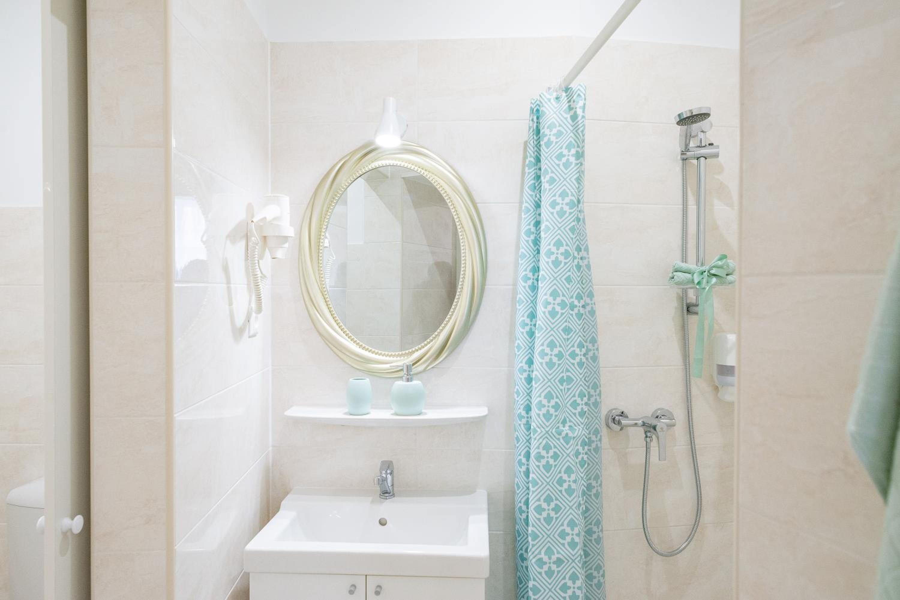 Standard Queen Room - Photo 6