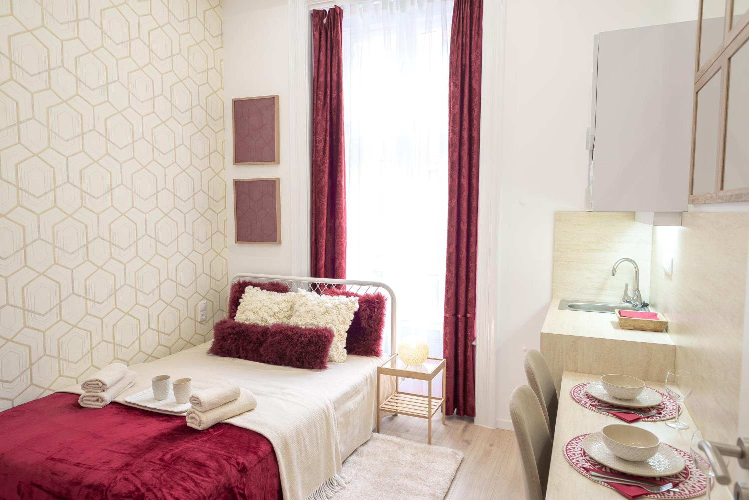 Standard Queen Room - Photo 9