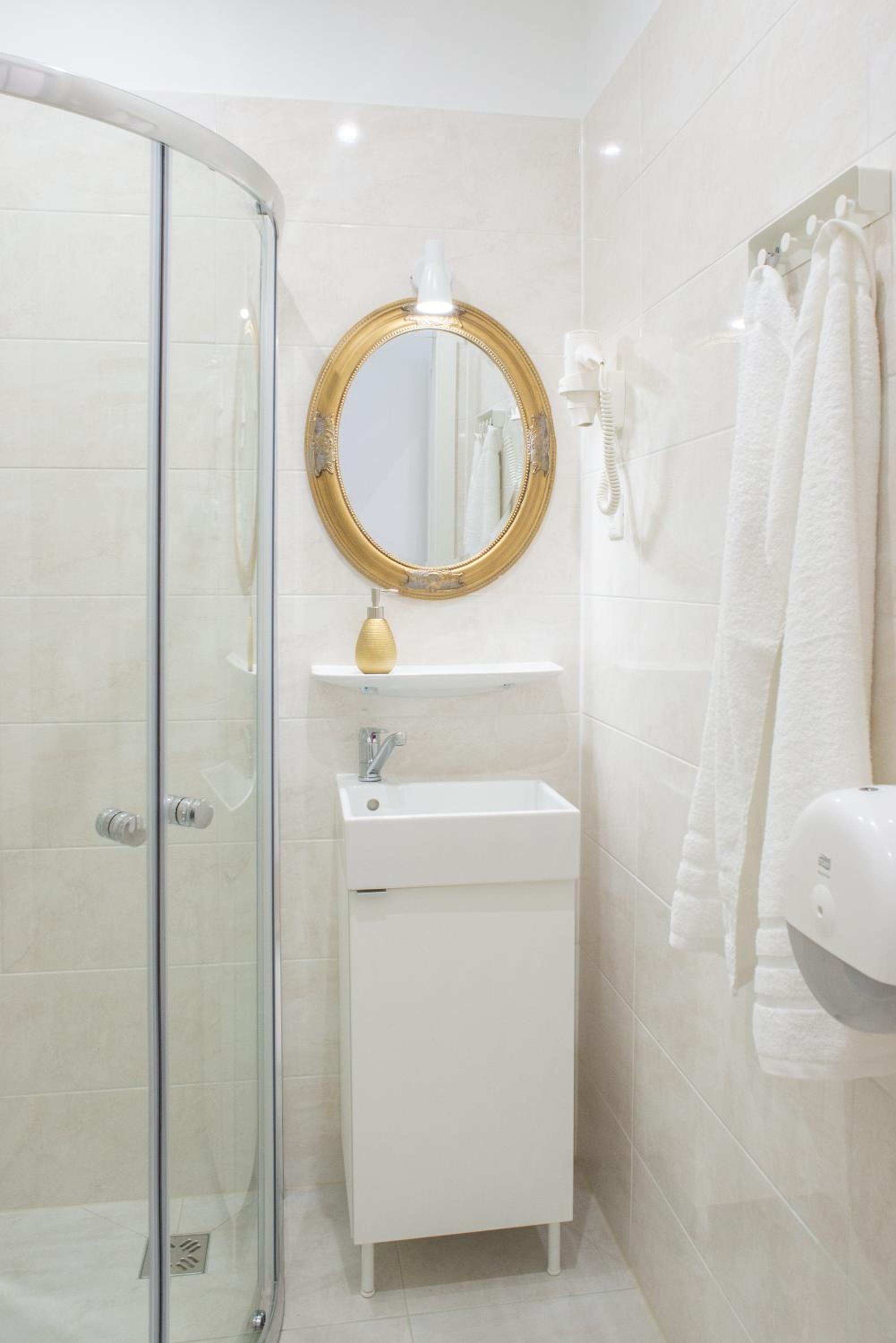 Standard Queen Room - Photo 4