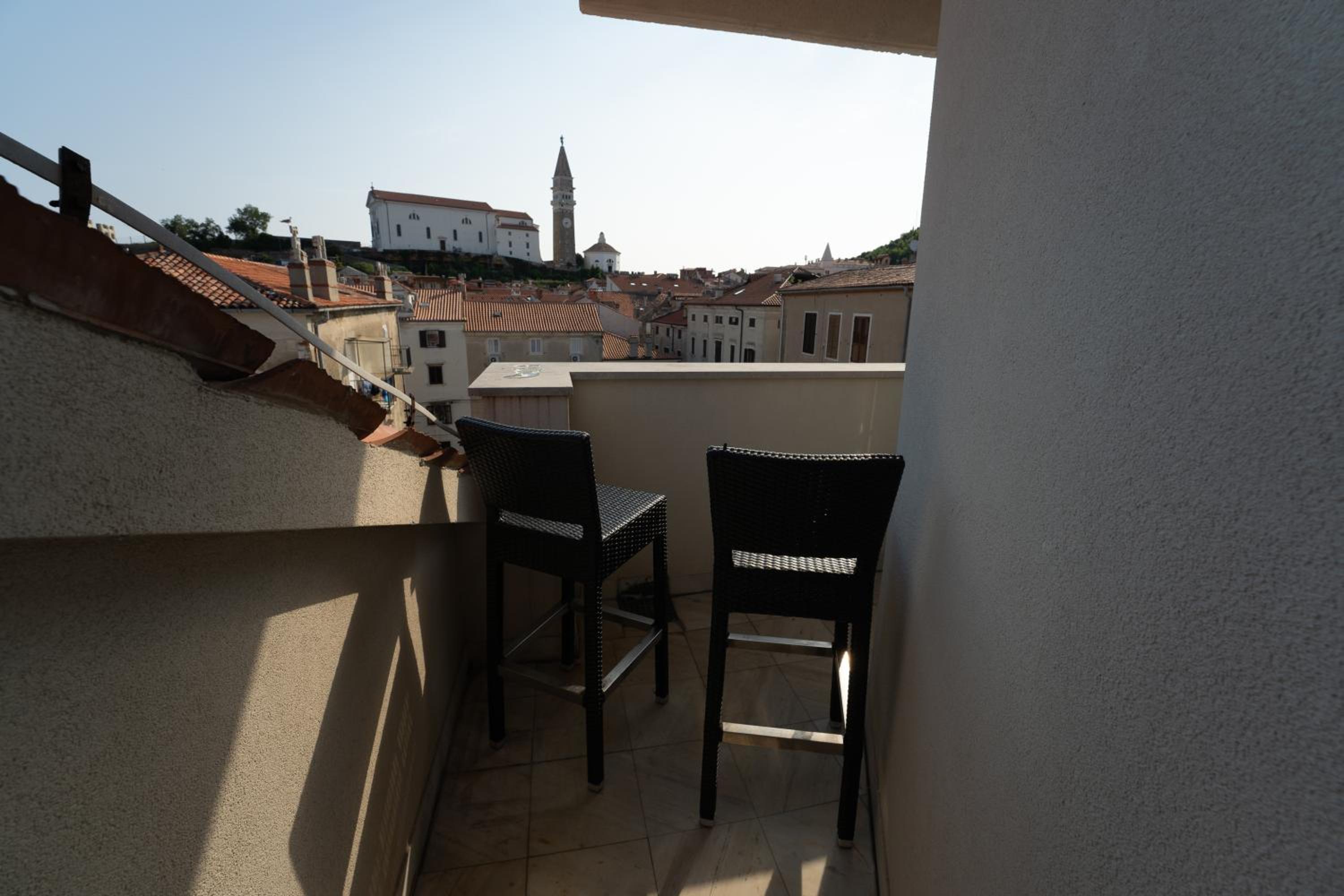 One-Bedroom Suite with Balcony and City VIew photo 3