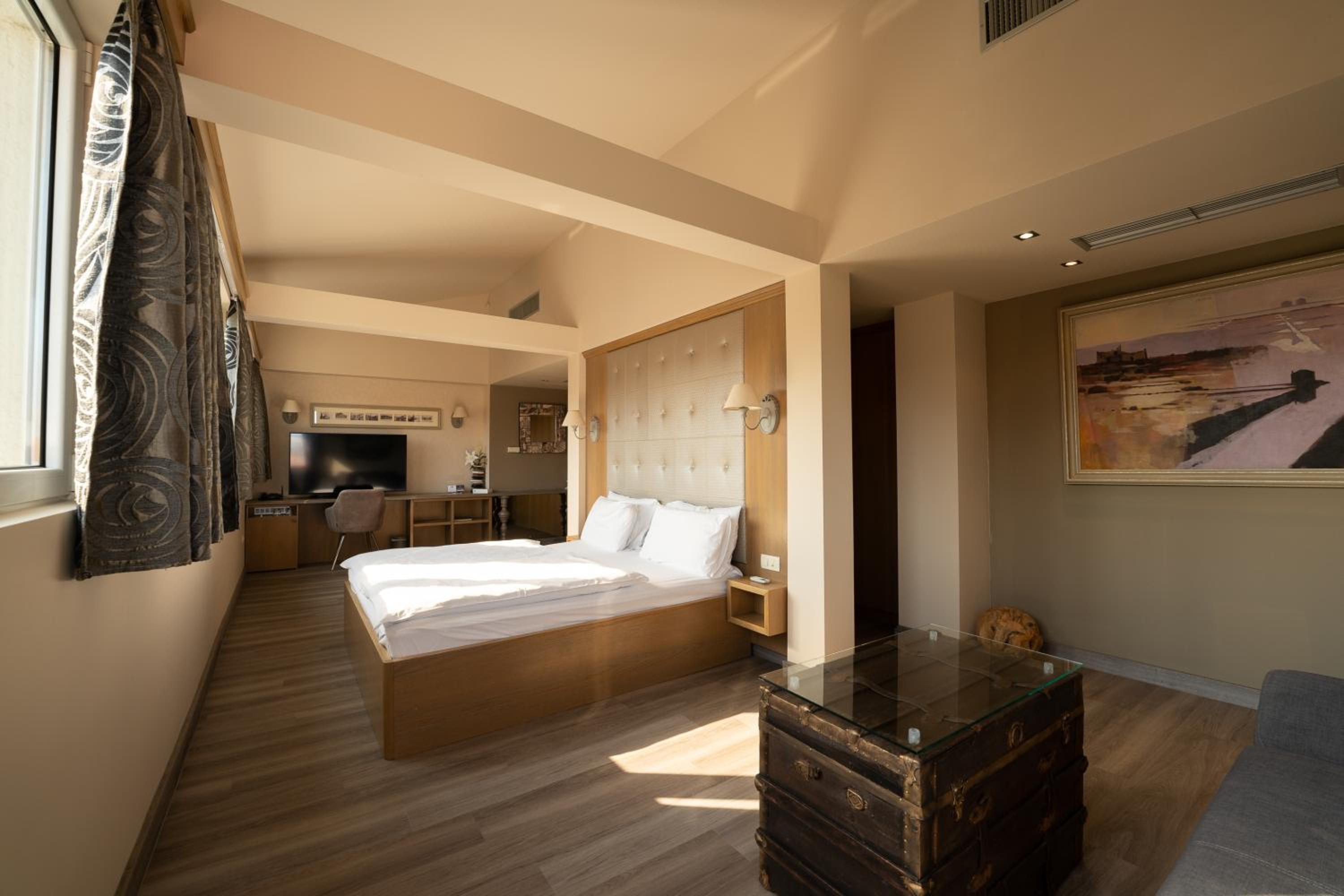 One-Bedroom Suite with Balcony and City VIew photo 1