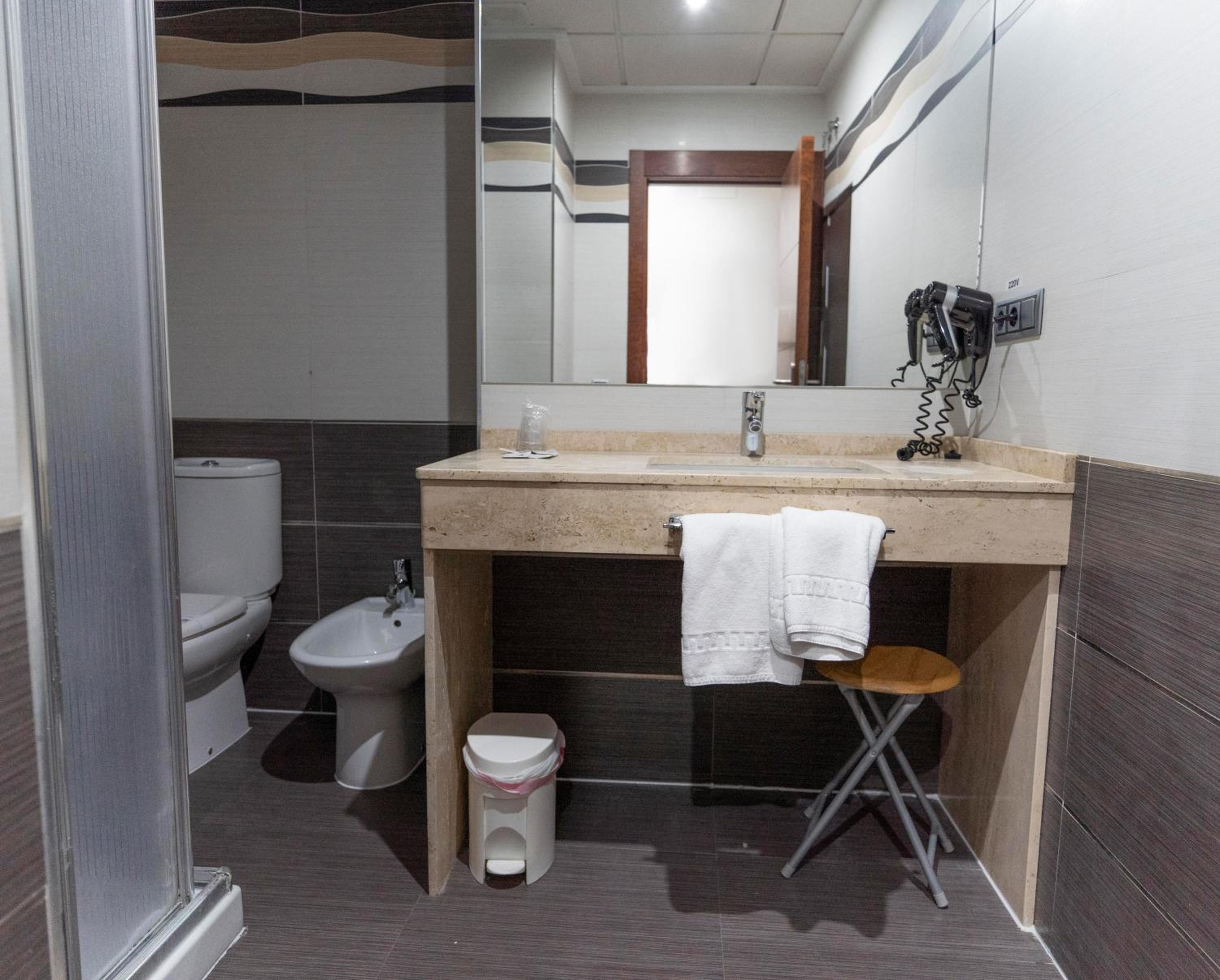 Double or Twin Room - Photo 4