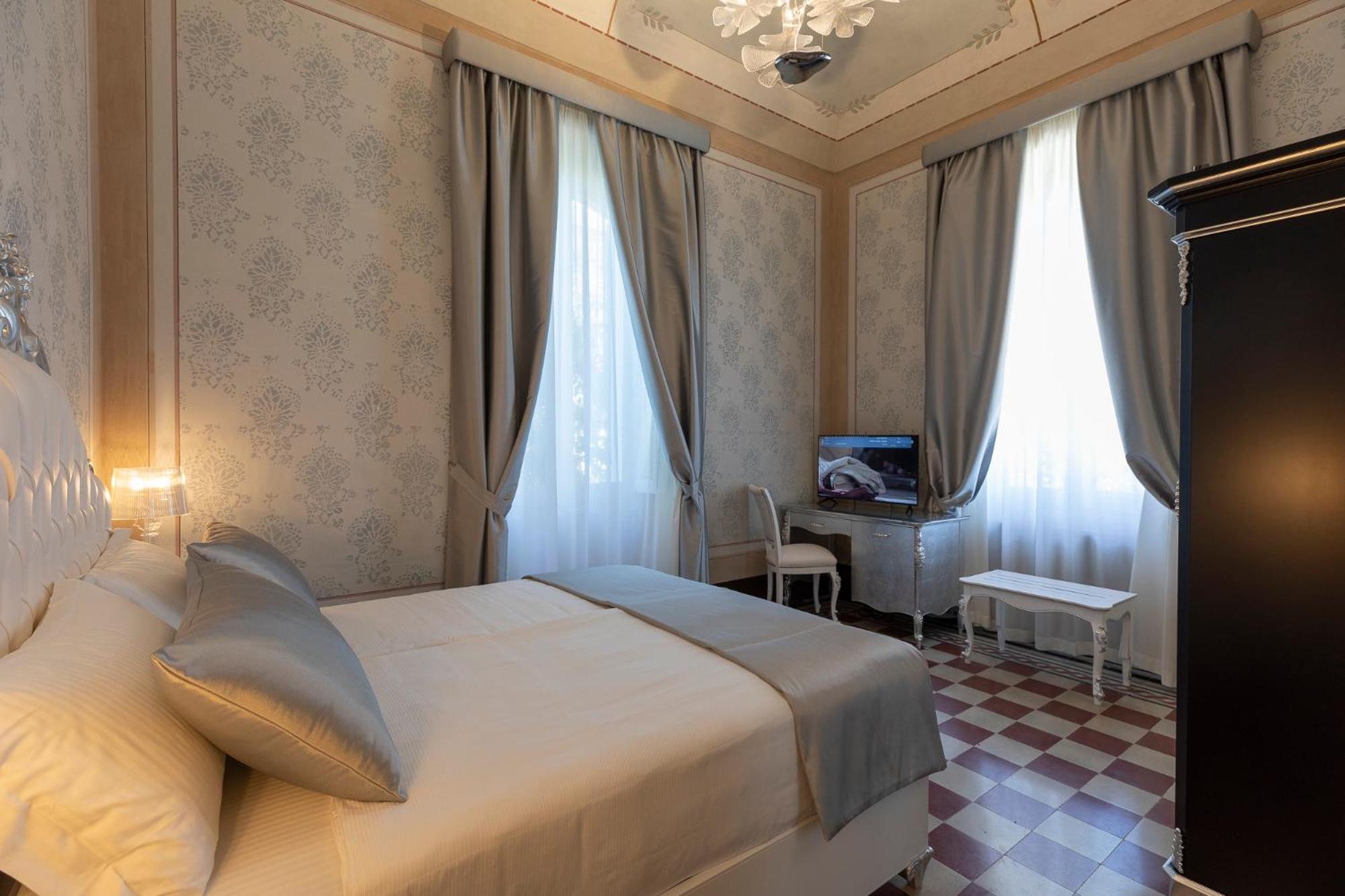 Double Room with Spa Bath - Photo 6