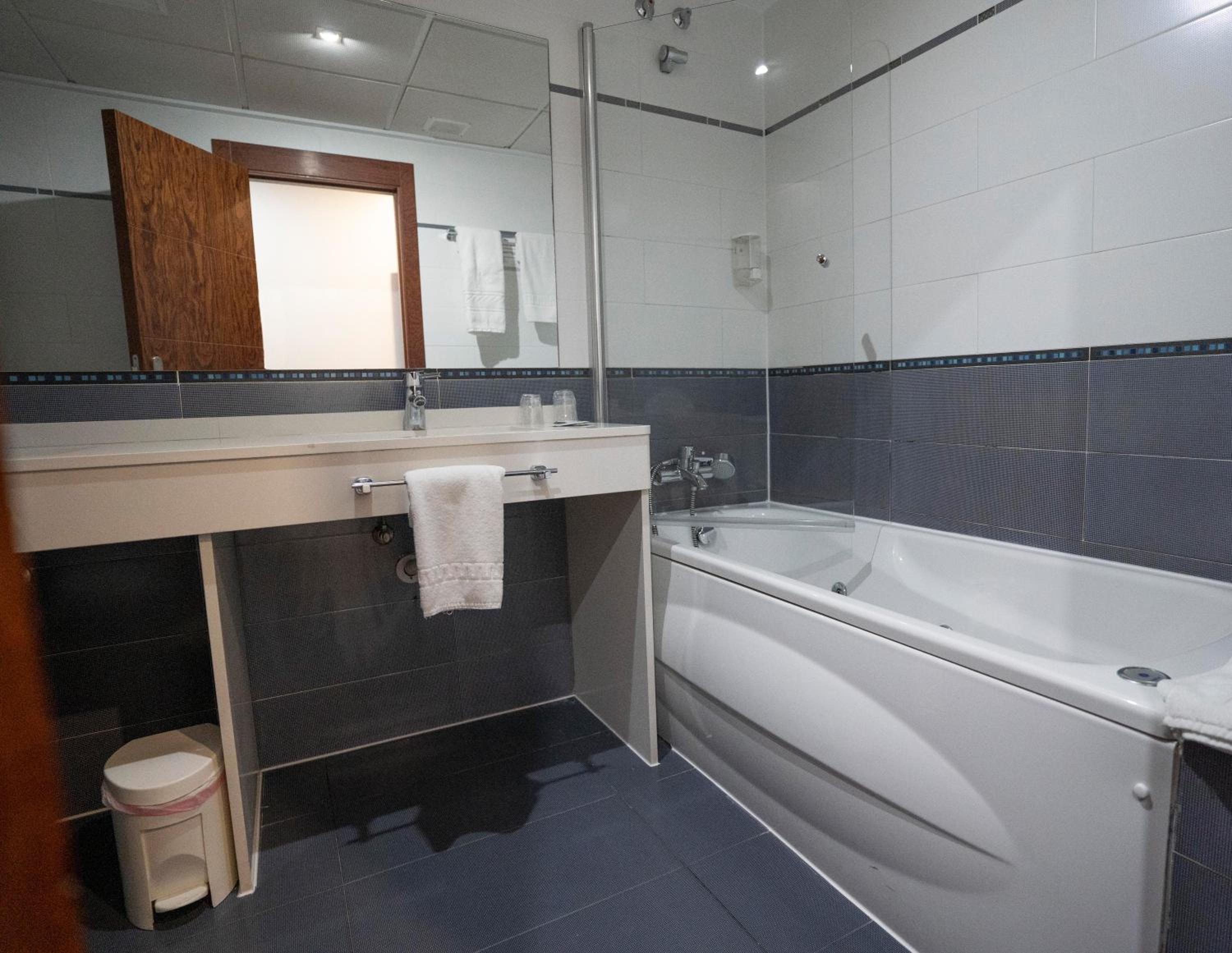 Double or Twin Room - Photo 5