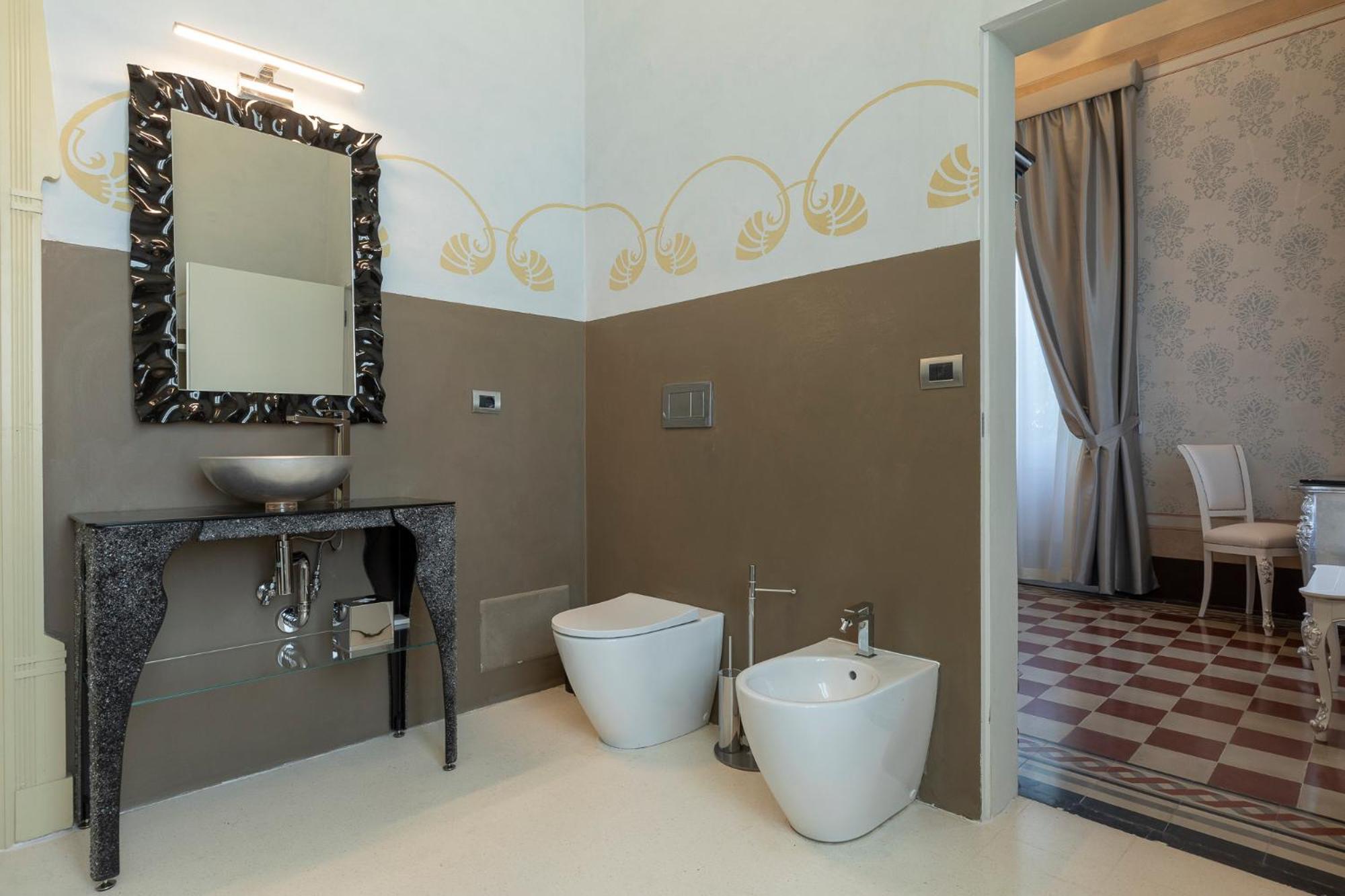 Double Room with Spa Bath - Photo 8
