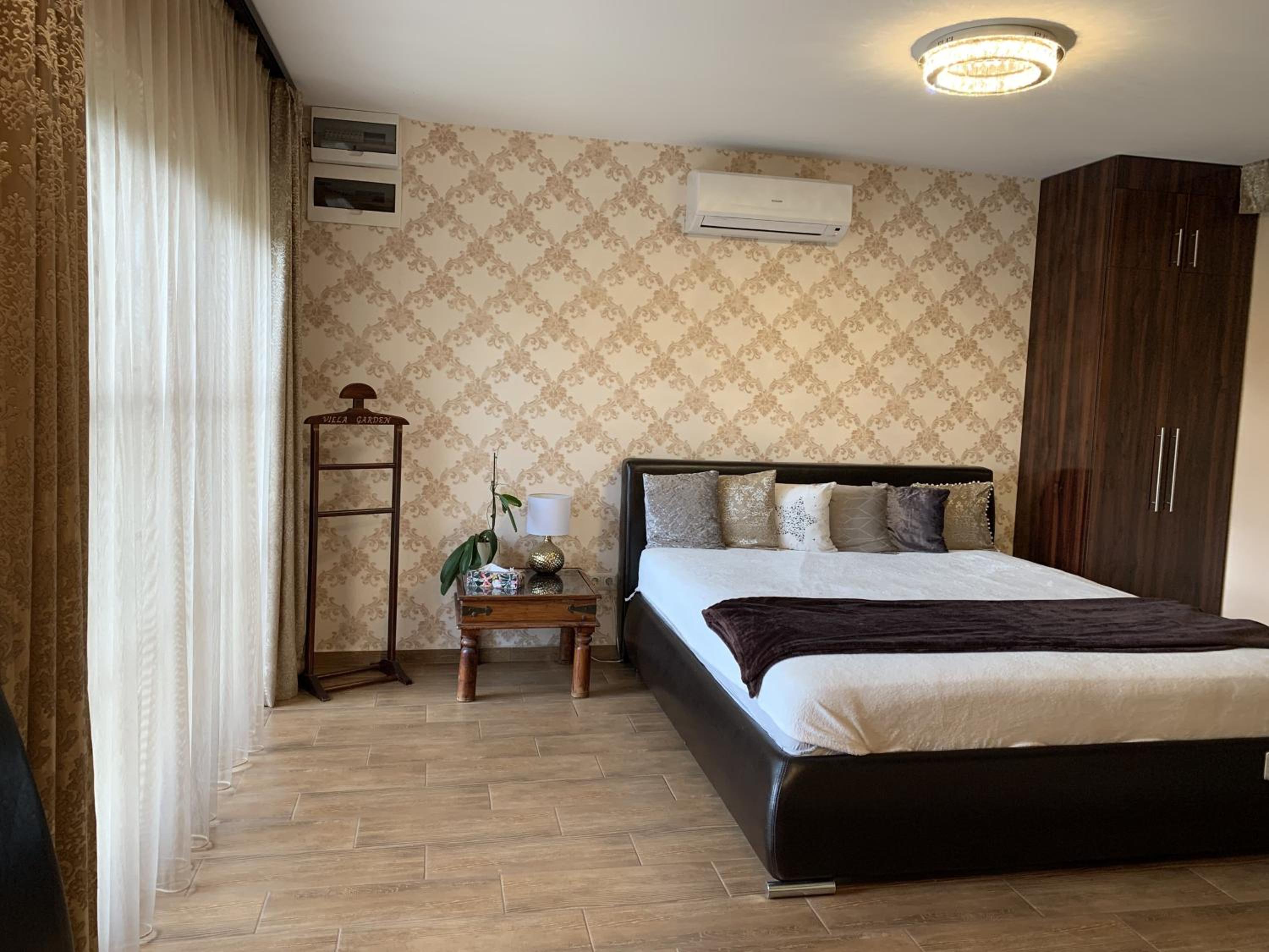 One-Bedroom Apartment - Photo 3