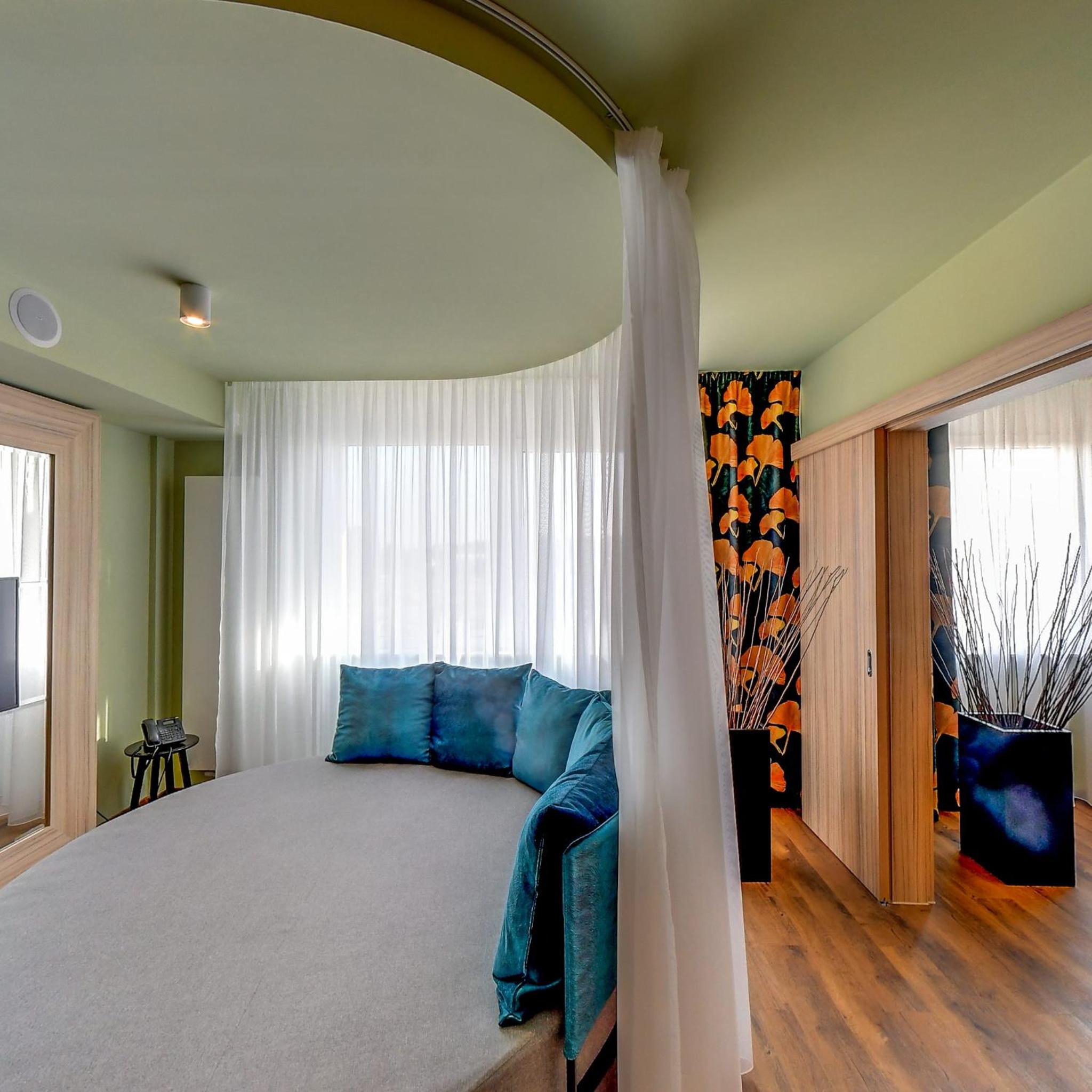 One-Bedroom Suite - Photo 9
