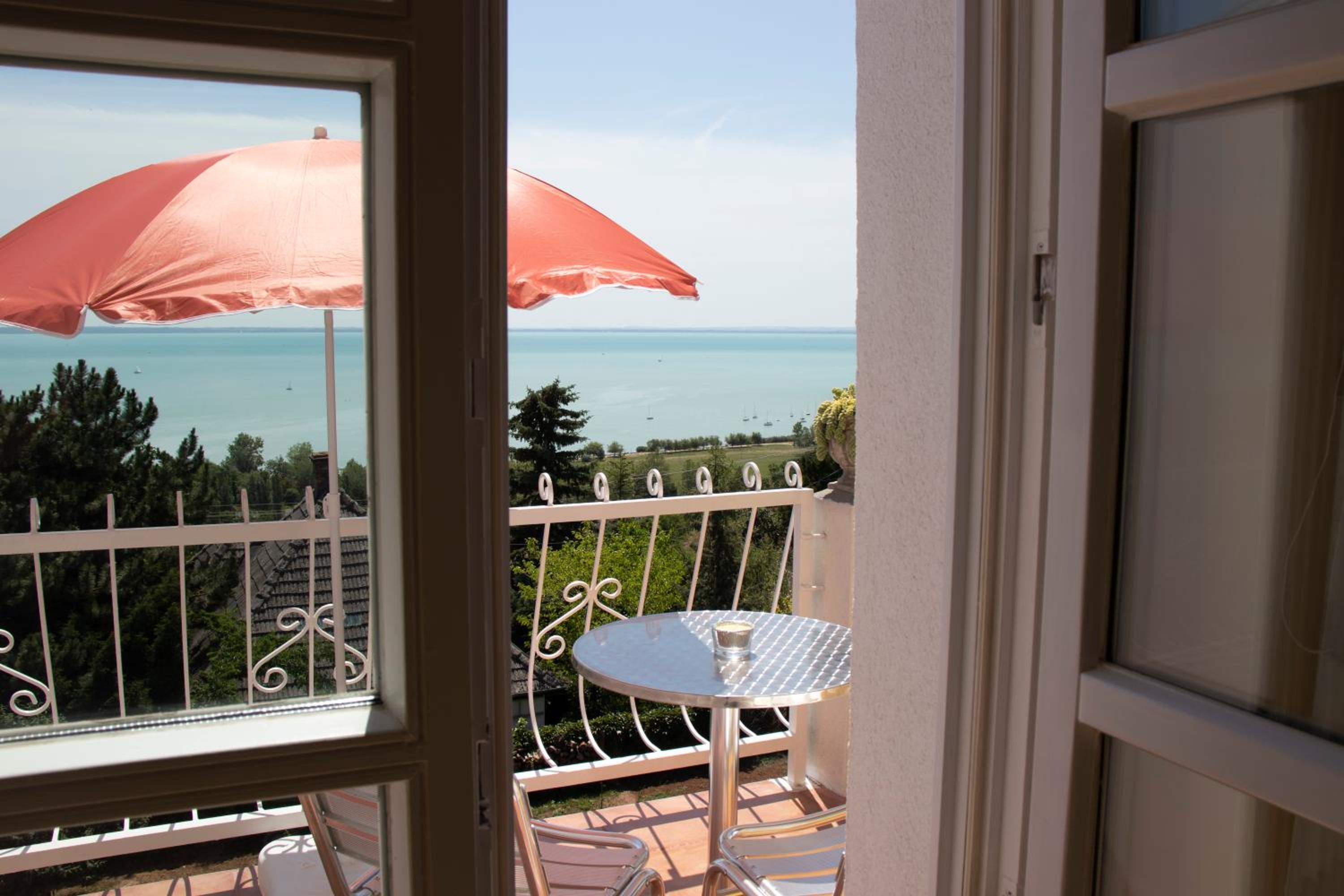 Two-Bedroom Apartment with Lake View photo 2