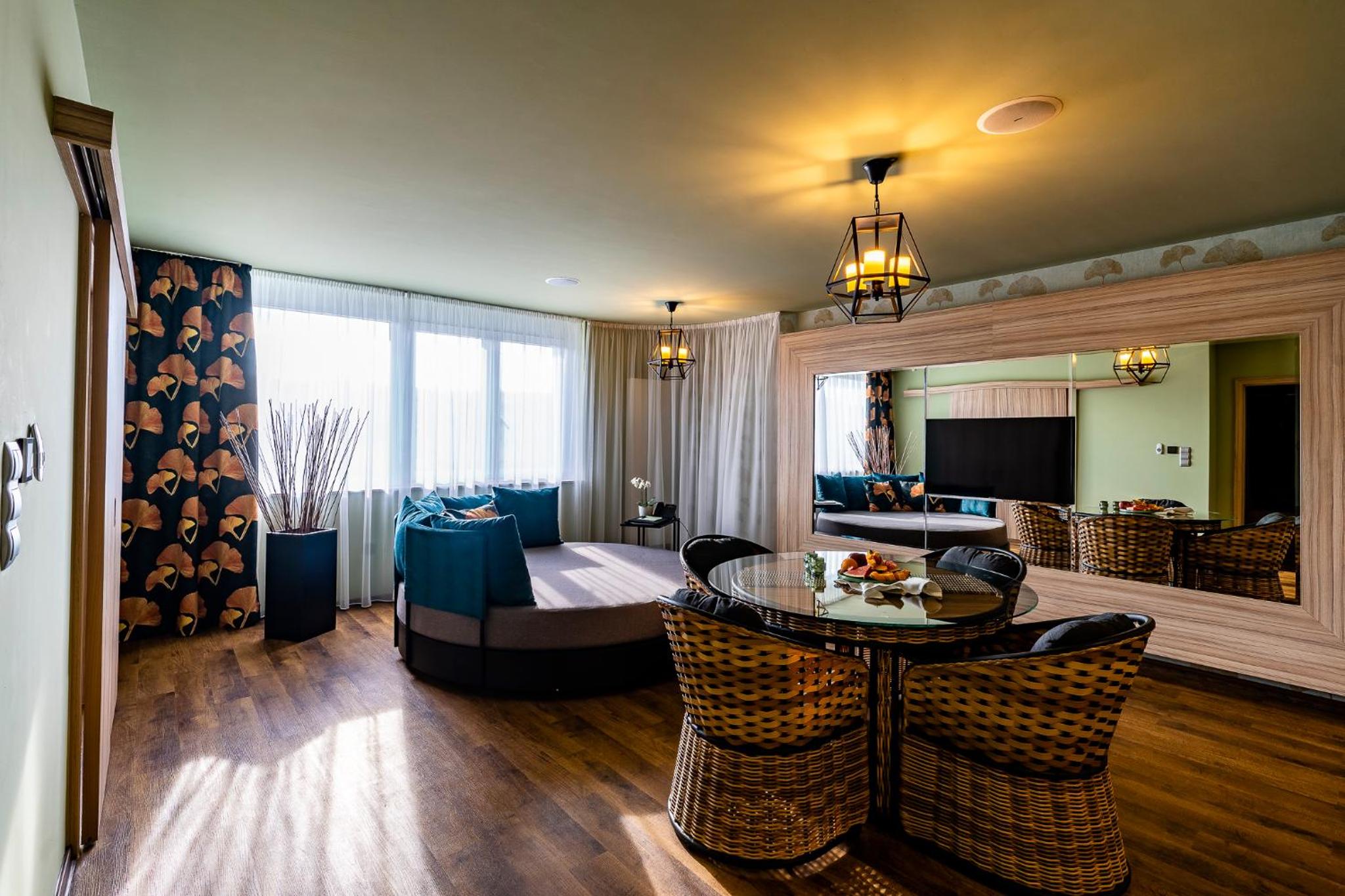 One-Bedroom Suite - Photo 6