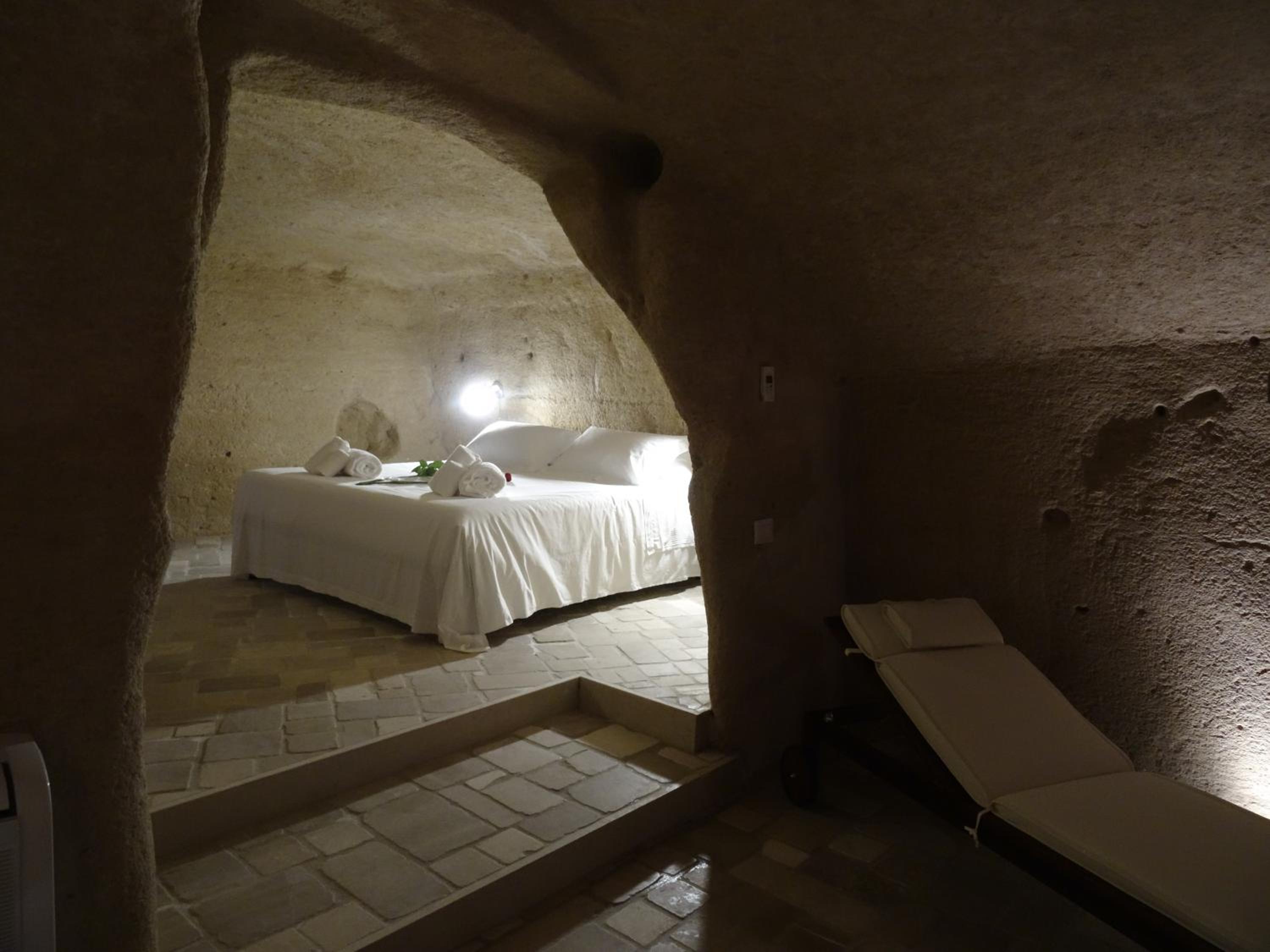 Queen Room with Spa Bath - Photo 16