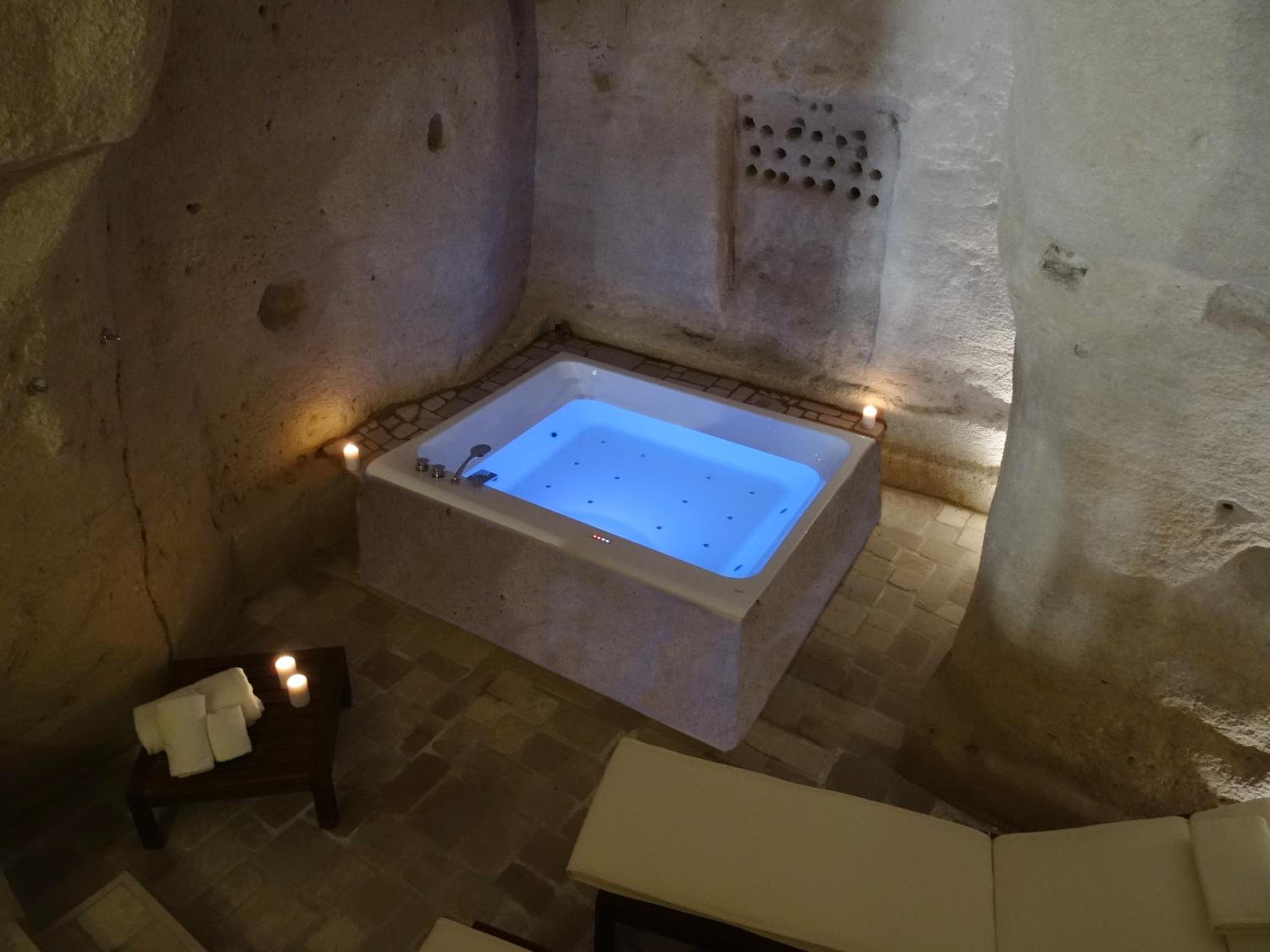 King Room with Spa Bath - Photo 2