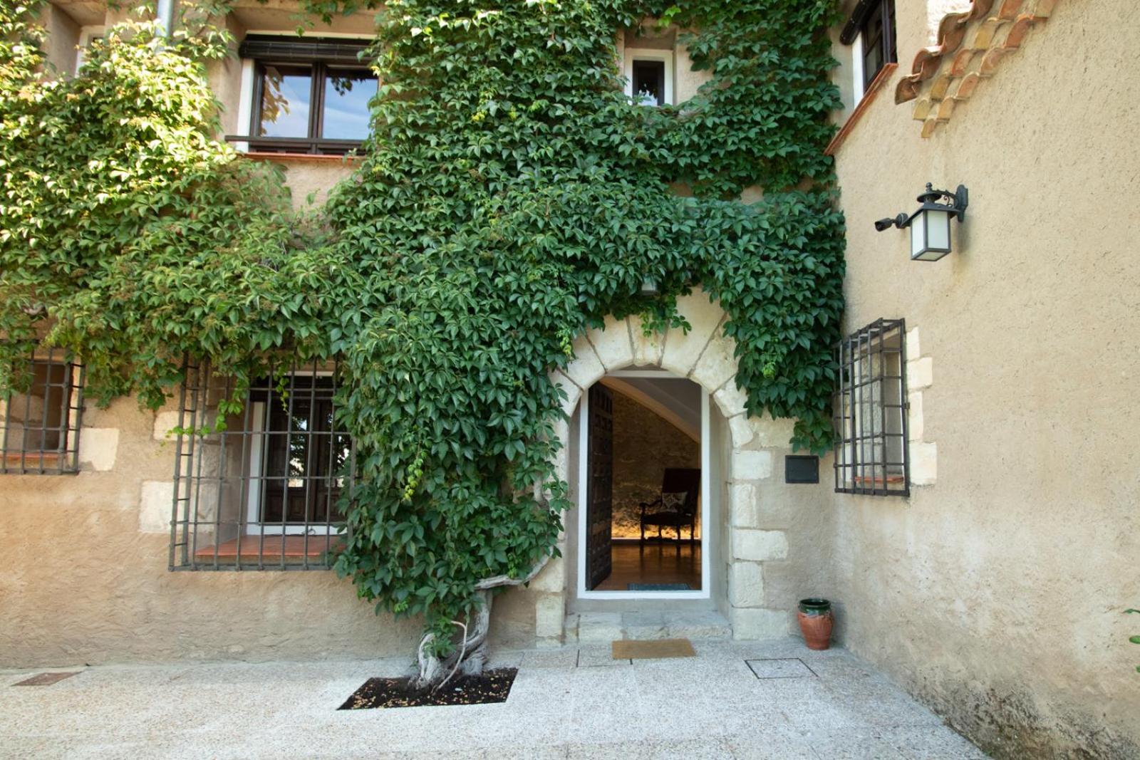 Six-Bedroom House - Photo 45