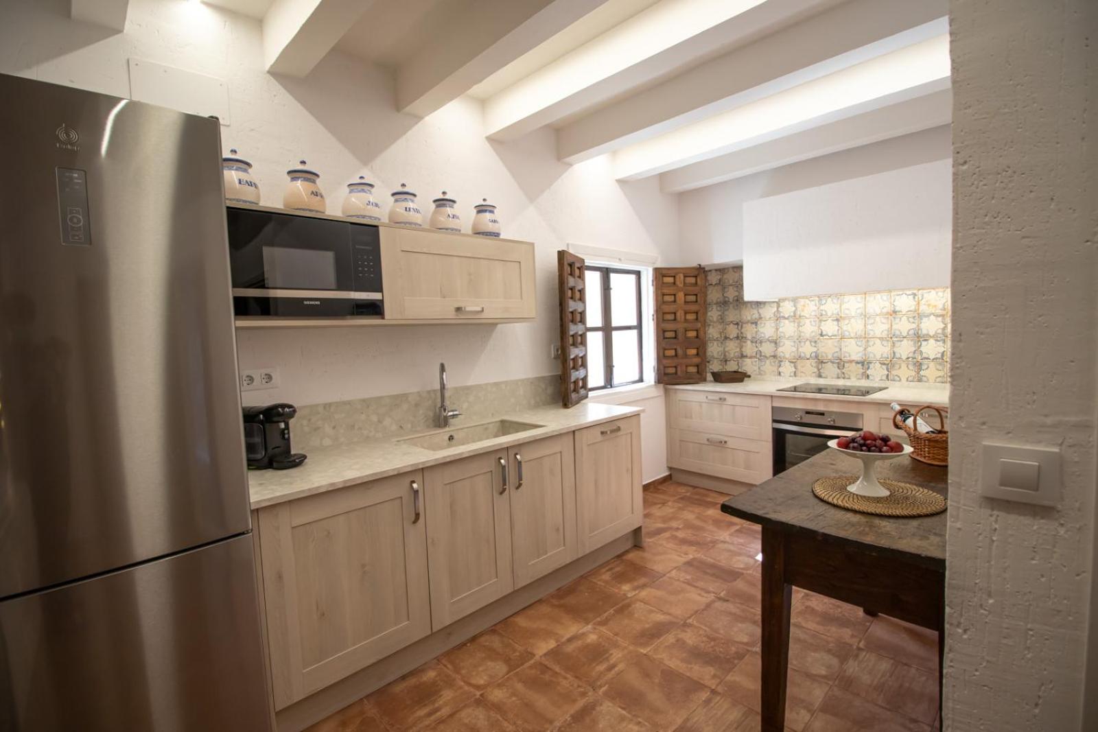 Six-Bedroom House - Photo 42