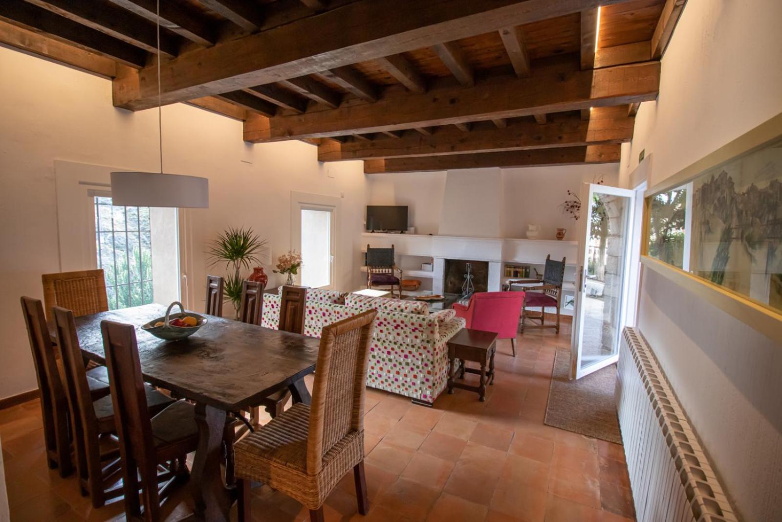 Six-Bedroom House - Photo 38