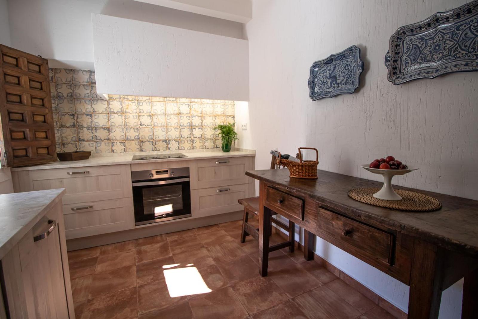 Six-Bedroom House - Photo 35