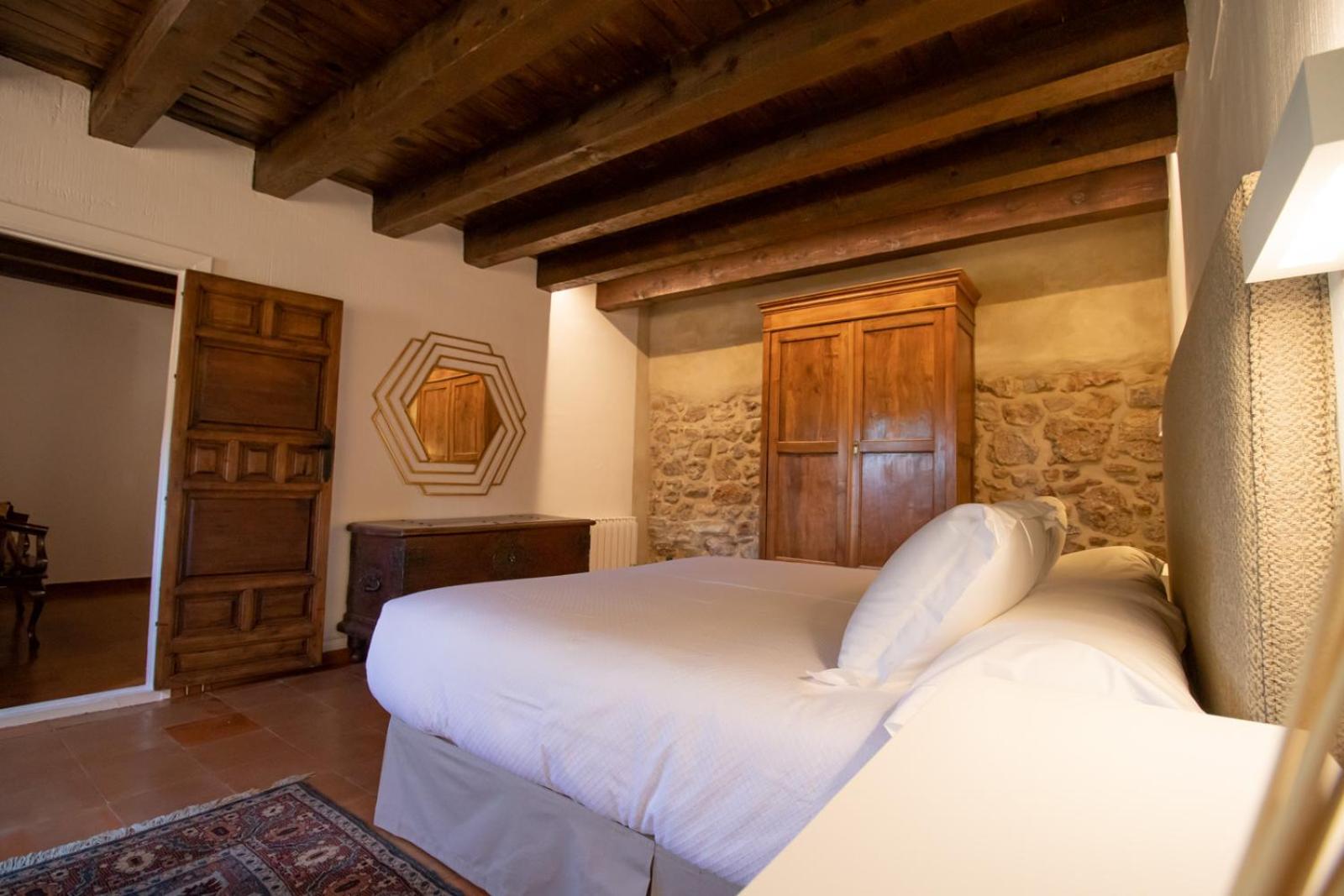 Six-Bedroom House - Photo 33