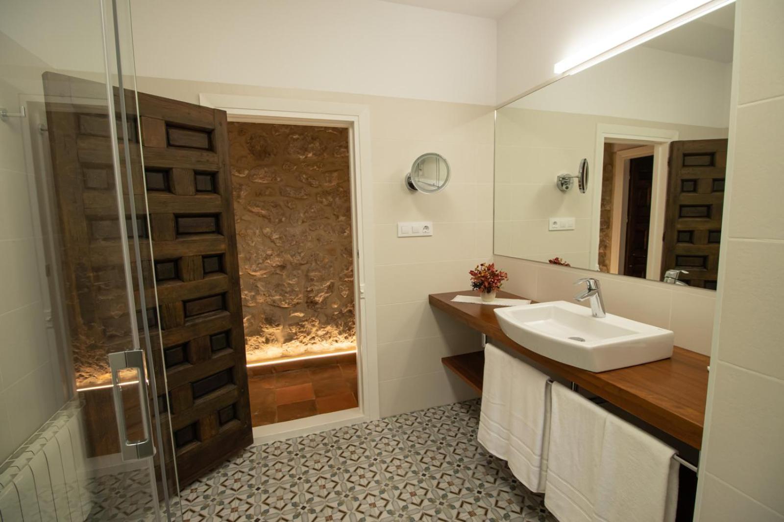 Six-Bedroom House - Photo 24