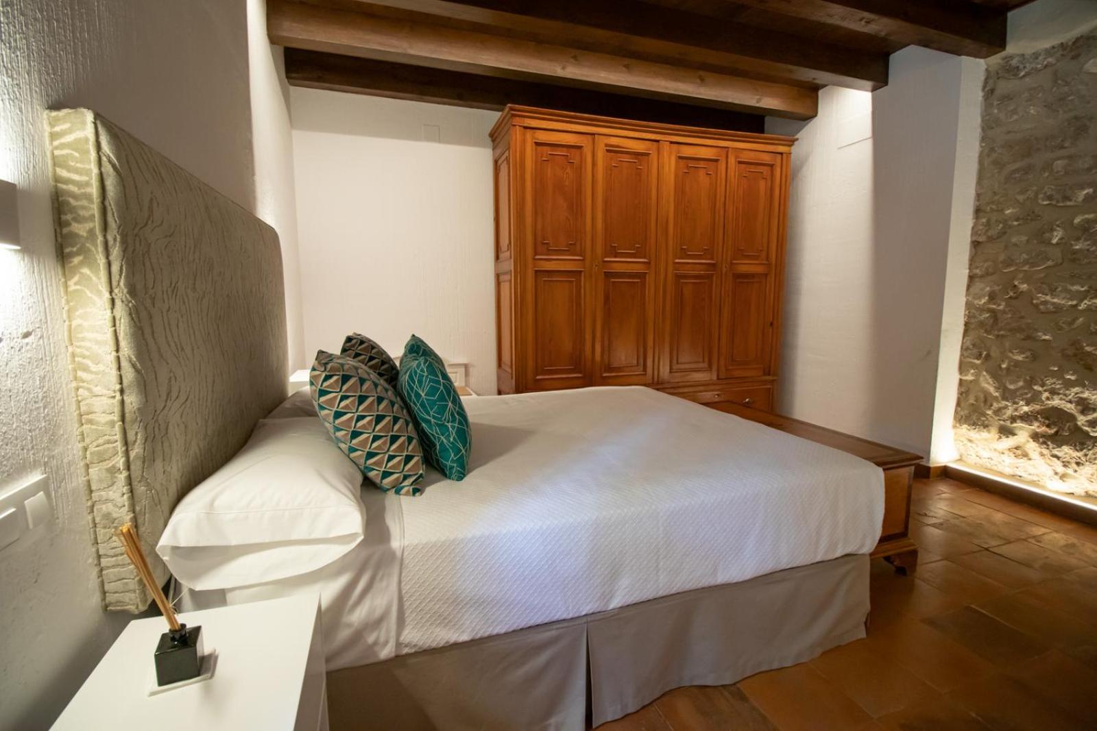 Six-Bedroom House - Photo 21