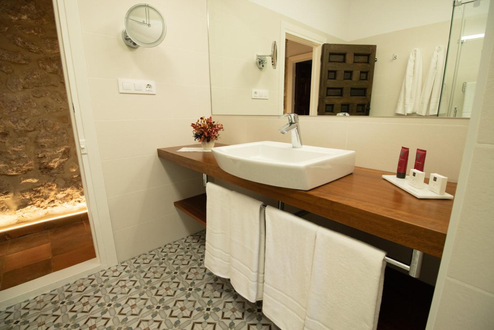 Six-Bedroom House - Photo 13