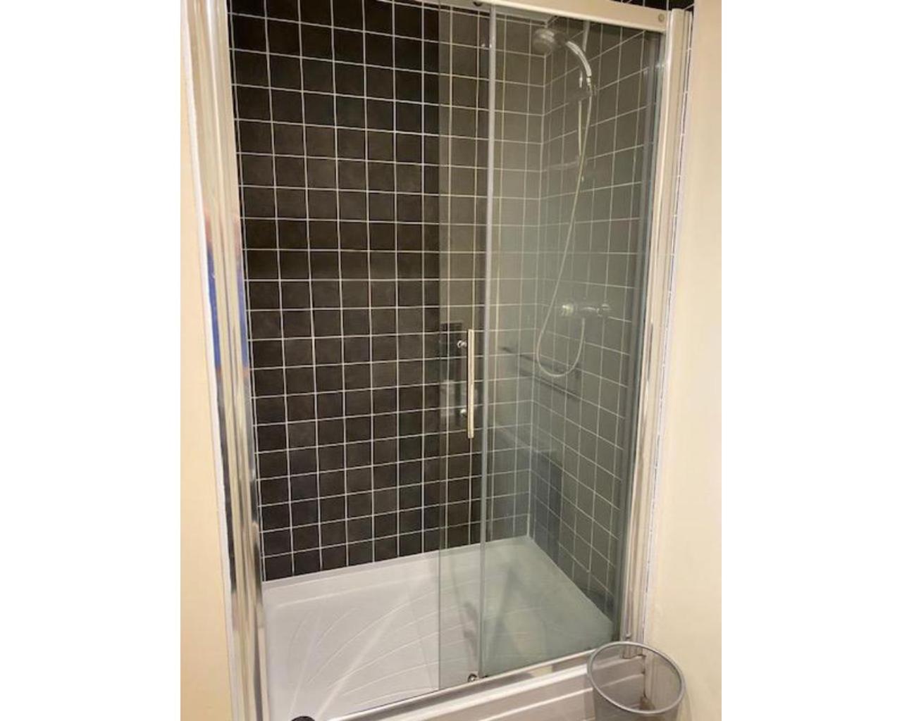Apartment with Shower - Photo 4