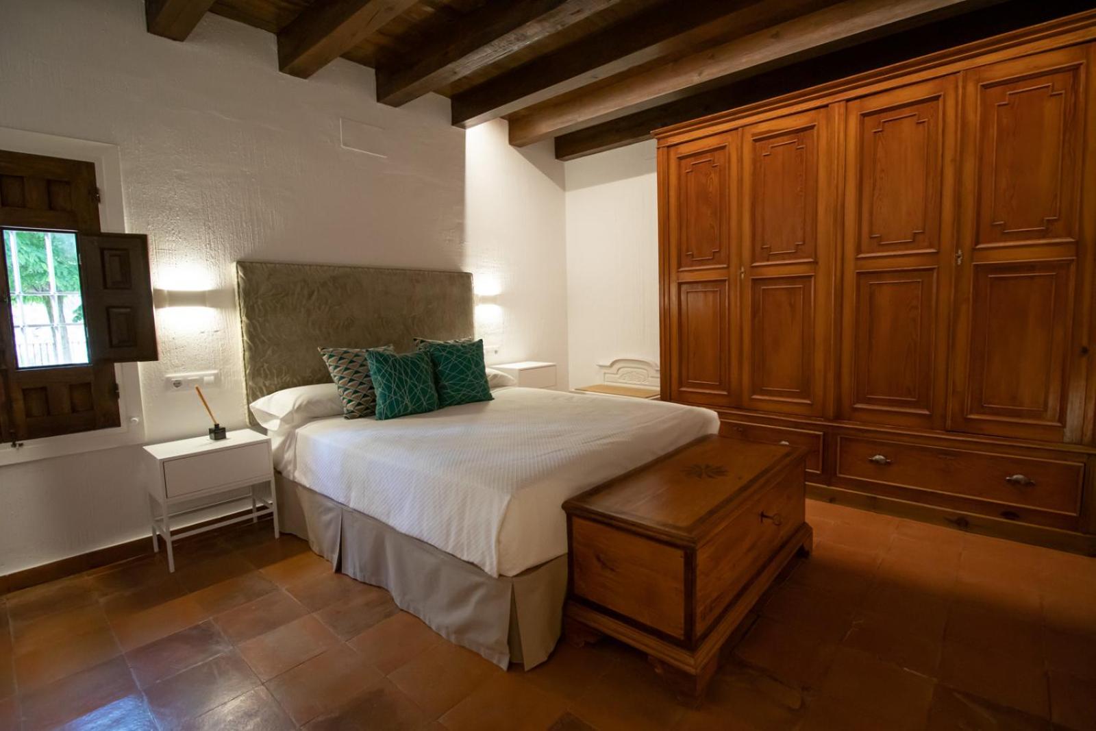 Six-Bedroom House - Photo 7