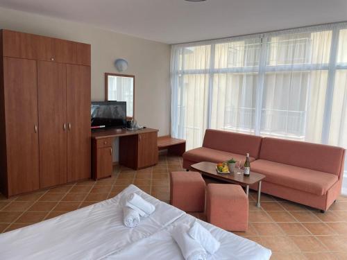 Double Room with Extra Bed - Photo 1