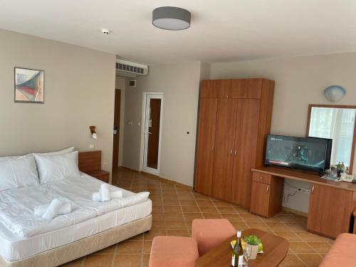 Double Room with Extra Bed - Photo 2
