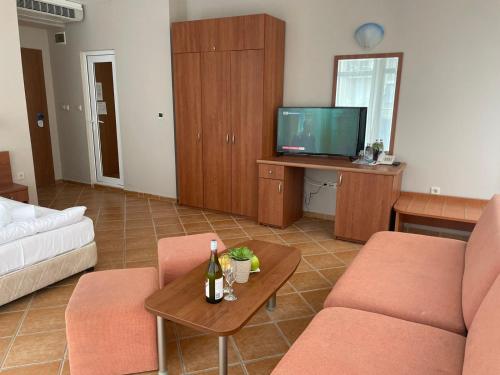 Double Room with Extra Bed - Photo 4