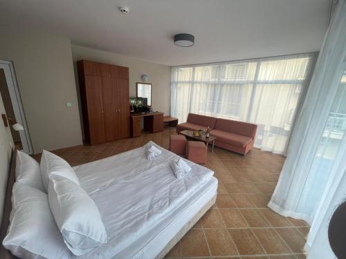 Quadruple Room with Balcony - Photo 1
