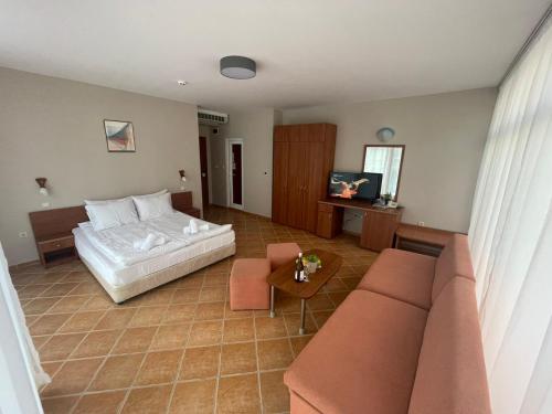 Double Room with Balcony - Photo 8