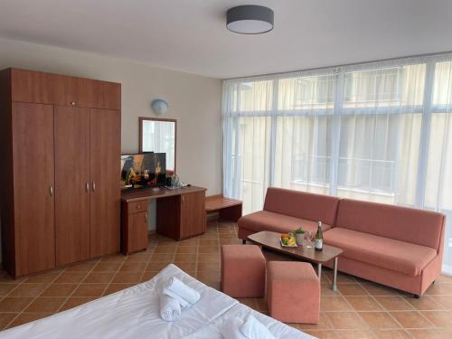 Quadruple Room with Balcony - Photo 4