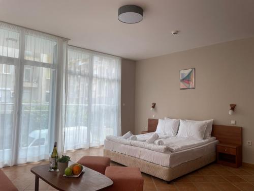 Double Room with Extra Bed - Photo 9