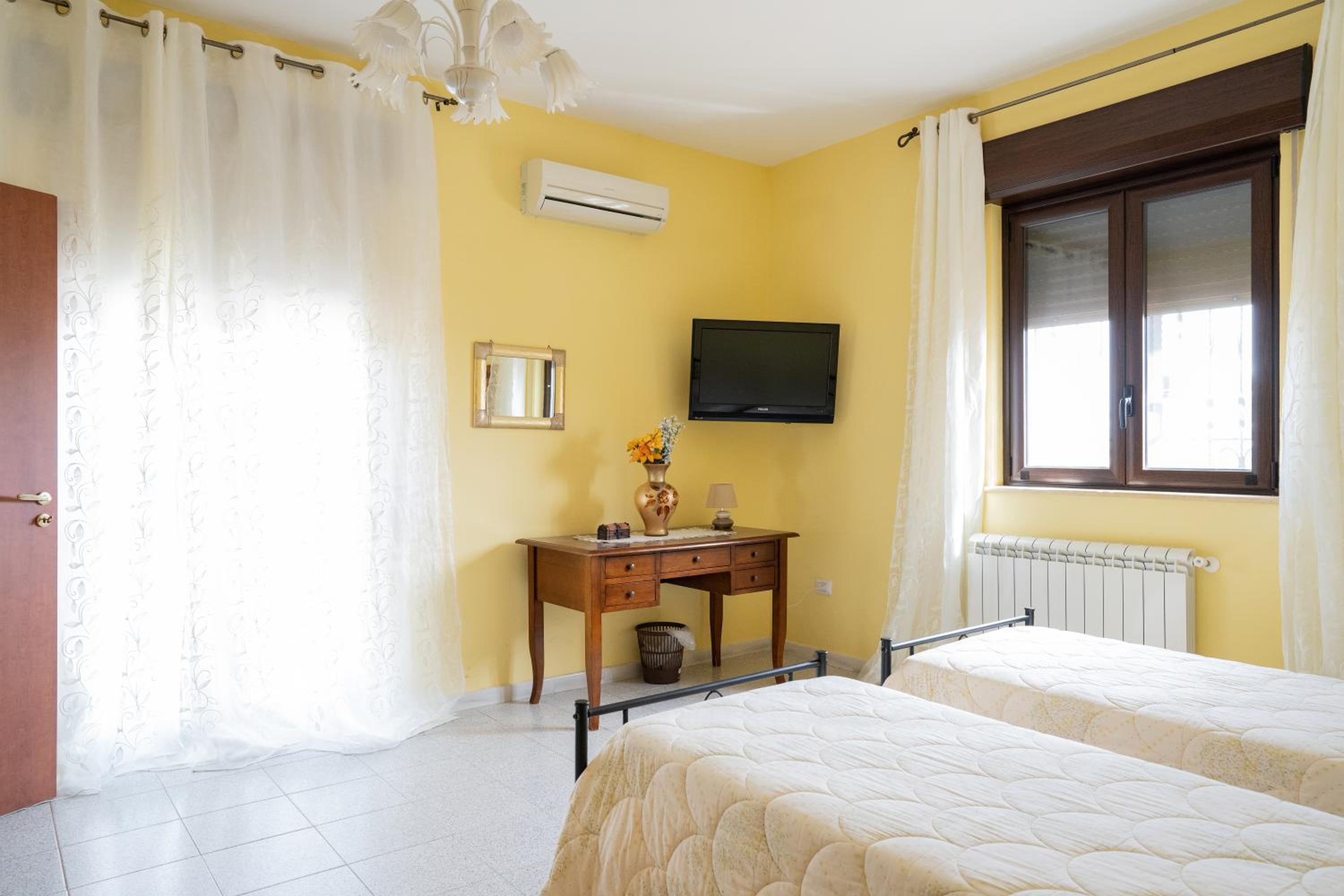 Double Room with Private Bathroom - Photo 1