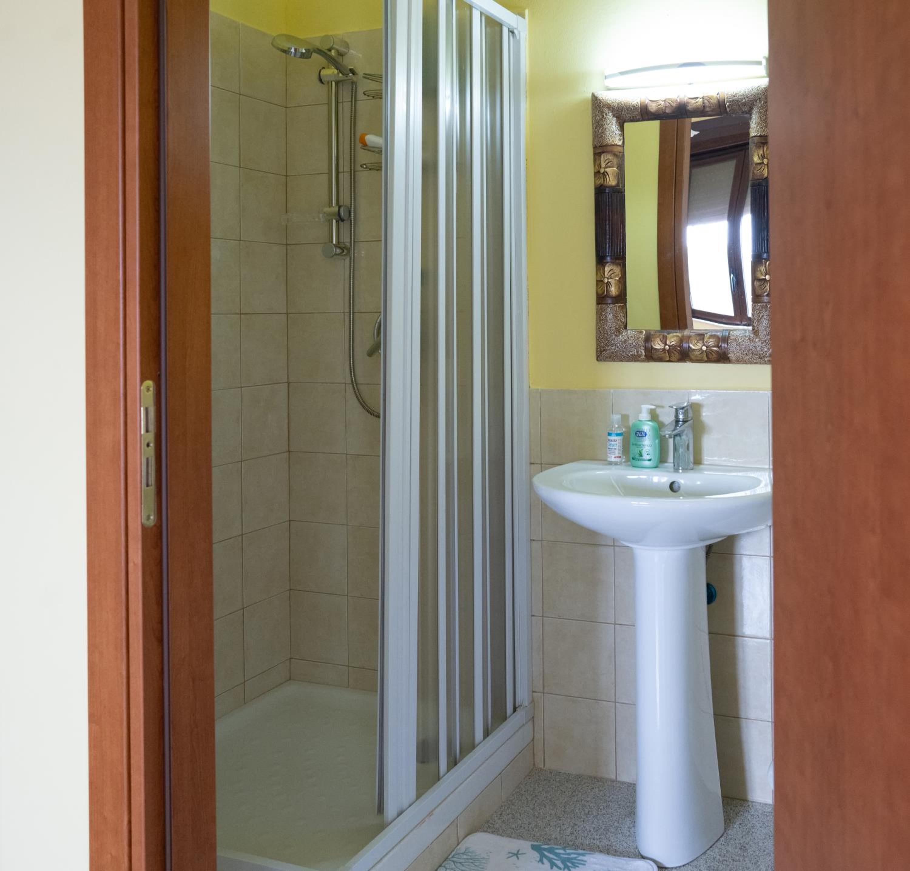 Double Room with Private Bathroom - Photo 5